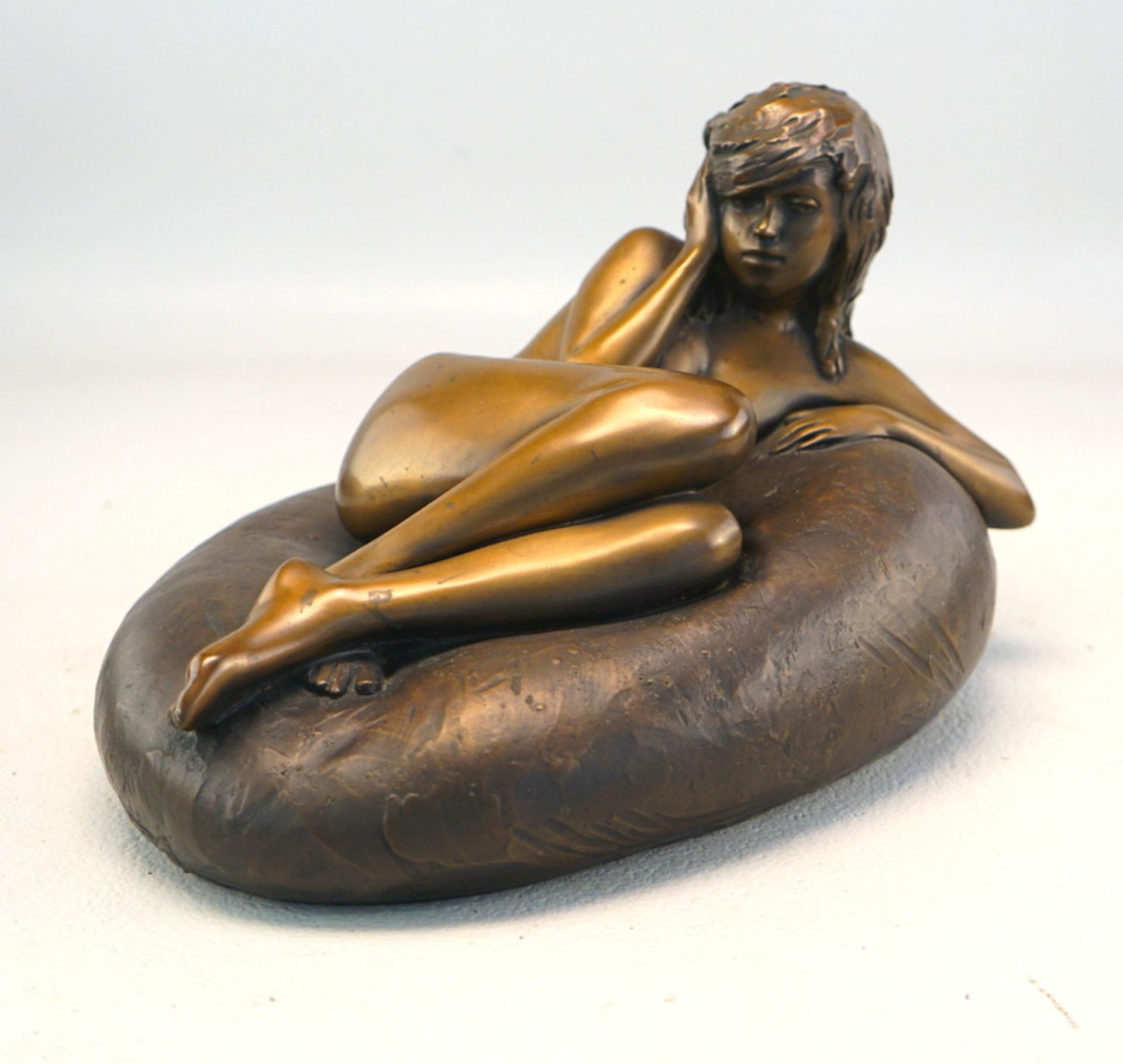 Butler, James: "Girl on Cusion", 1980 - Image 2 of 8