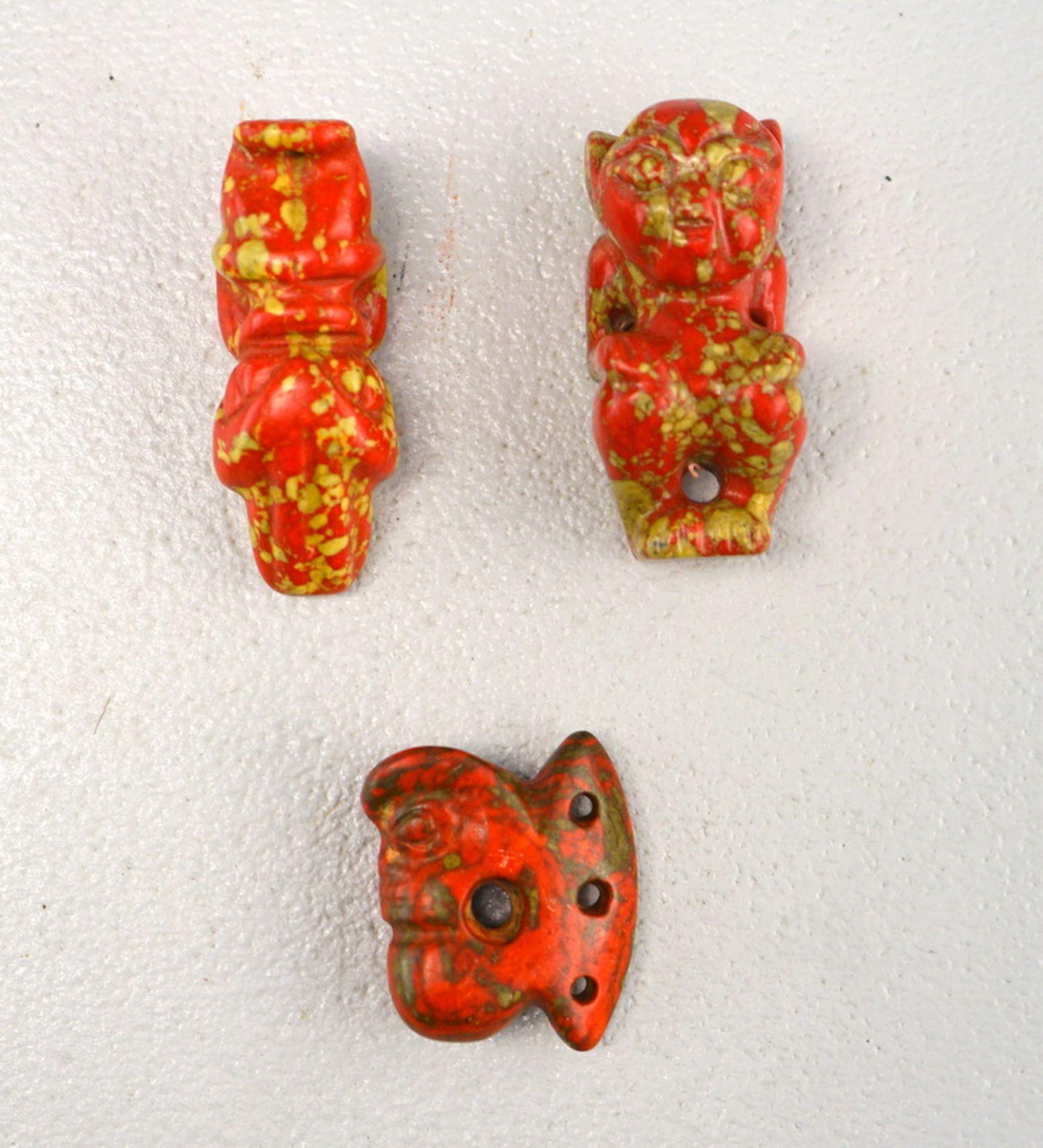 Drei geschnitzte archaische Figuren aus Drachenblutjaspis, China 20.Jhd.