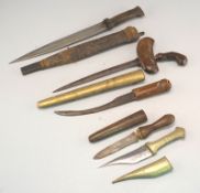 Sammlung von fünf außereuropäischen Messern und Dolchen