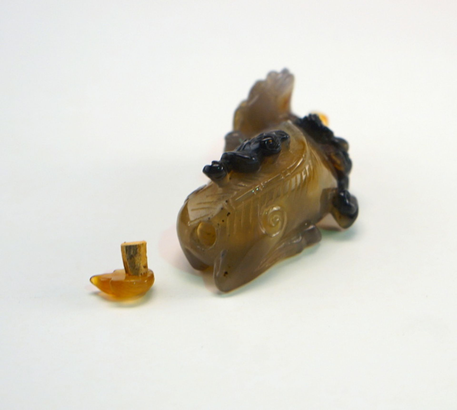 Geschnitzter Achat: Qilin mit kämpfenden Shilong und Fledermaus als Snuff Bottle - Image 4 of 5