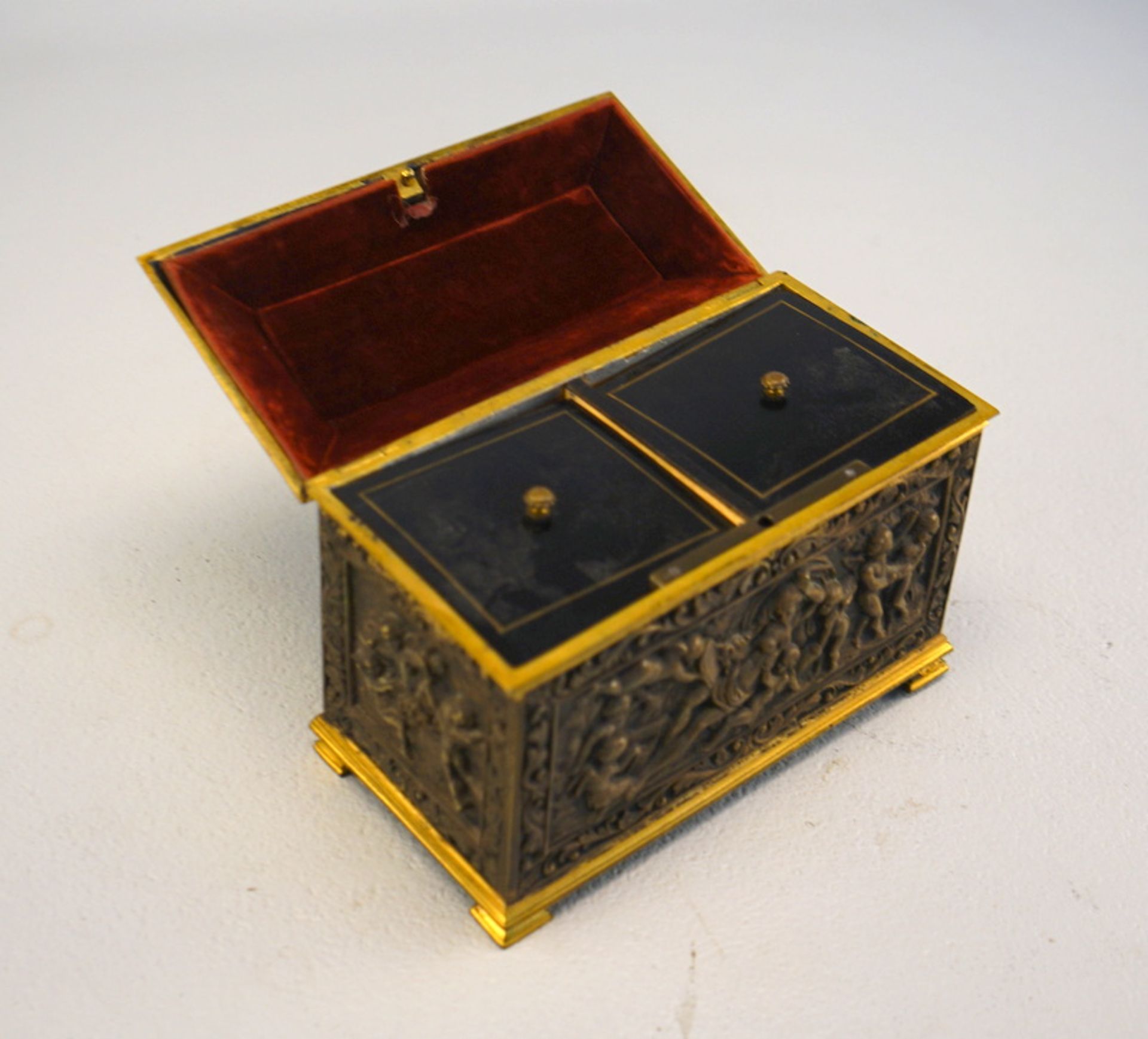 Tea Caddy, Bronze, vollplastischer Puttendekor, 1. H. 20. Jhd. - Image 6 of 6