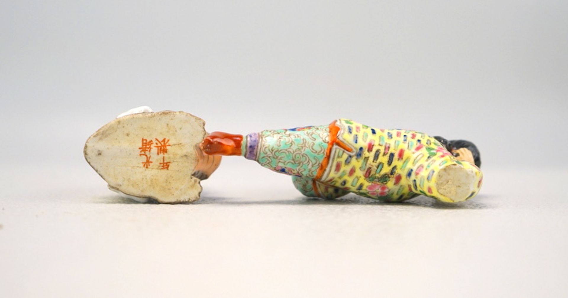 Zwei figürliche Snuff Bottles "Akrobat", China 19./20. Jhd. - Bild 2 aus 2