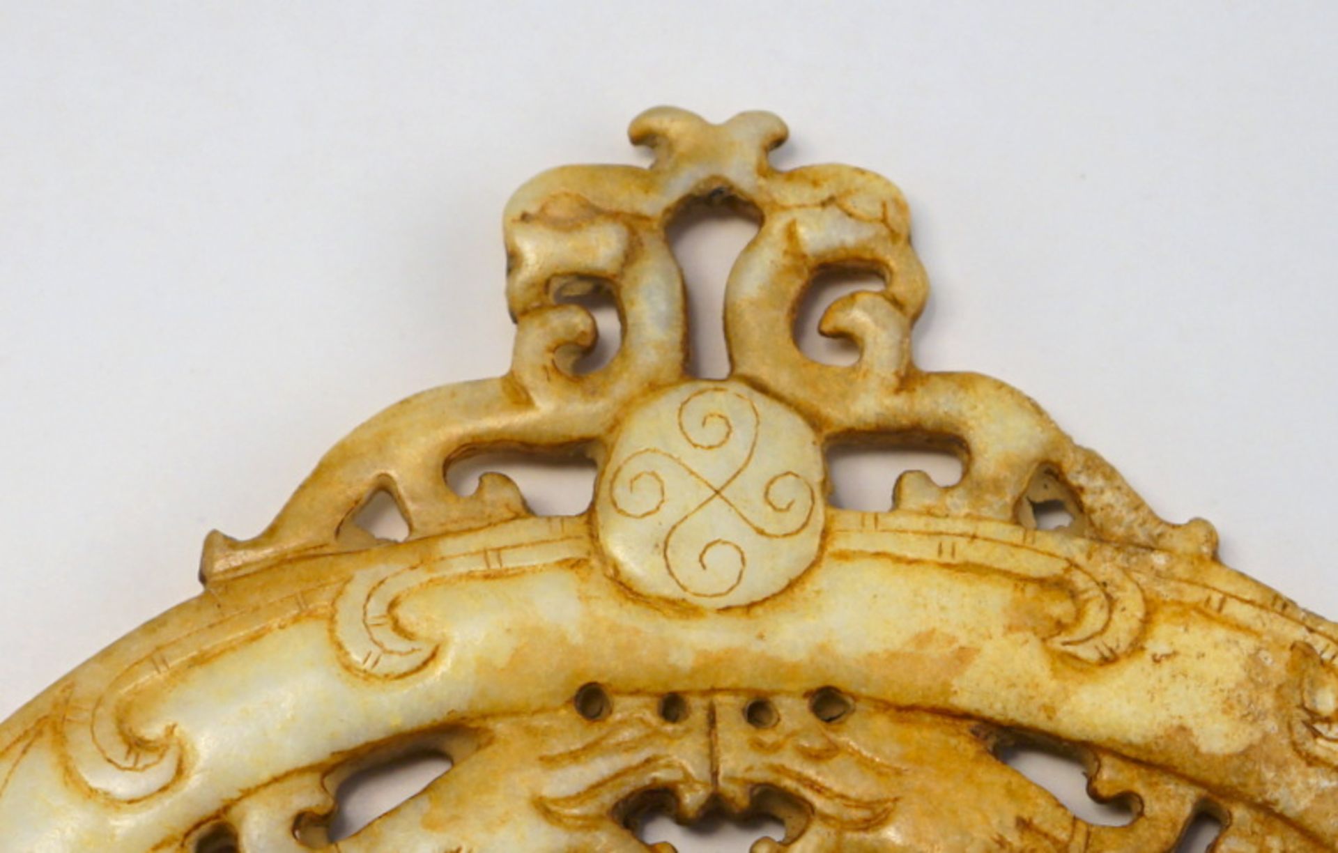 Großes Jadeamulett mit kämpfenden Drachen, Alterspatina - Bild 4 aus 5