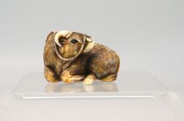 Netsuke Wasserwürfel mit Nasenring und Strick, Japan 1. H. 20. Jhd.