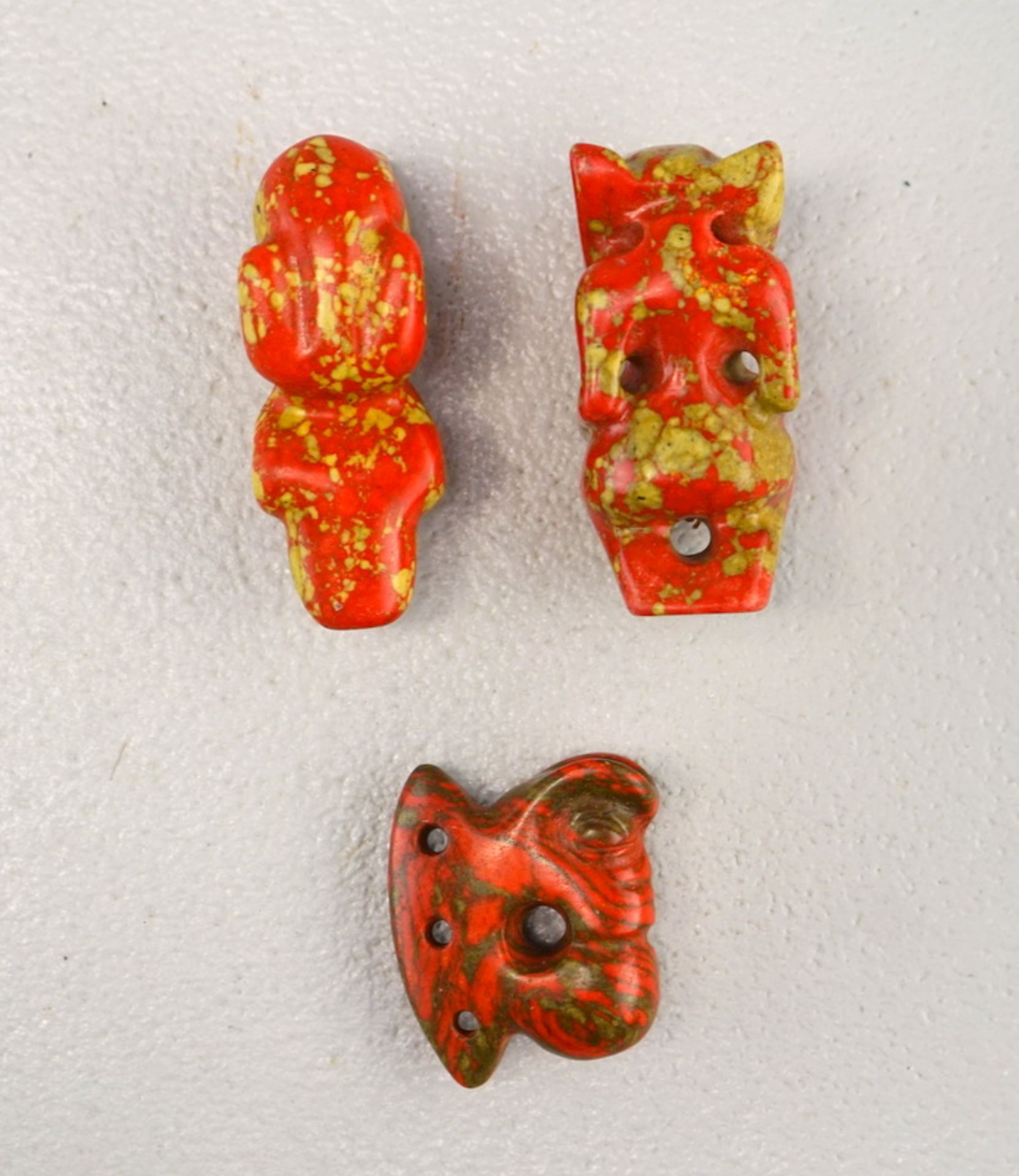 Drei geschnitzte archaische Figuren aus Drachenblutjaspis, China 20.Jhd. - Bild 2 aus 2