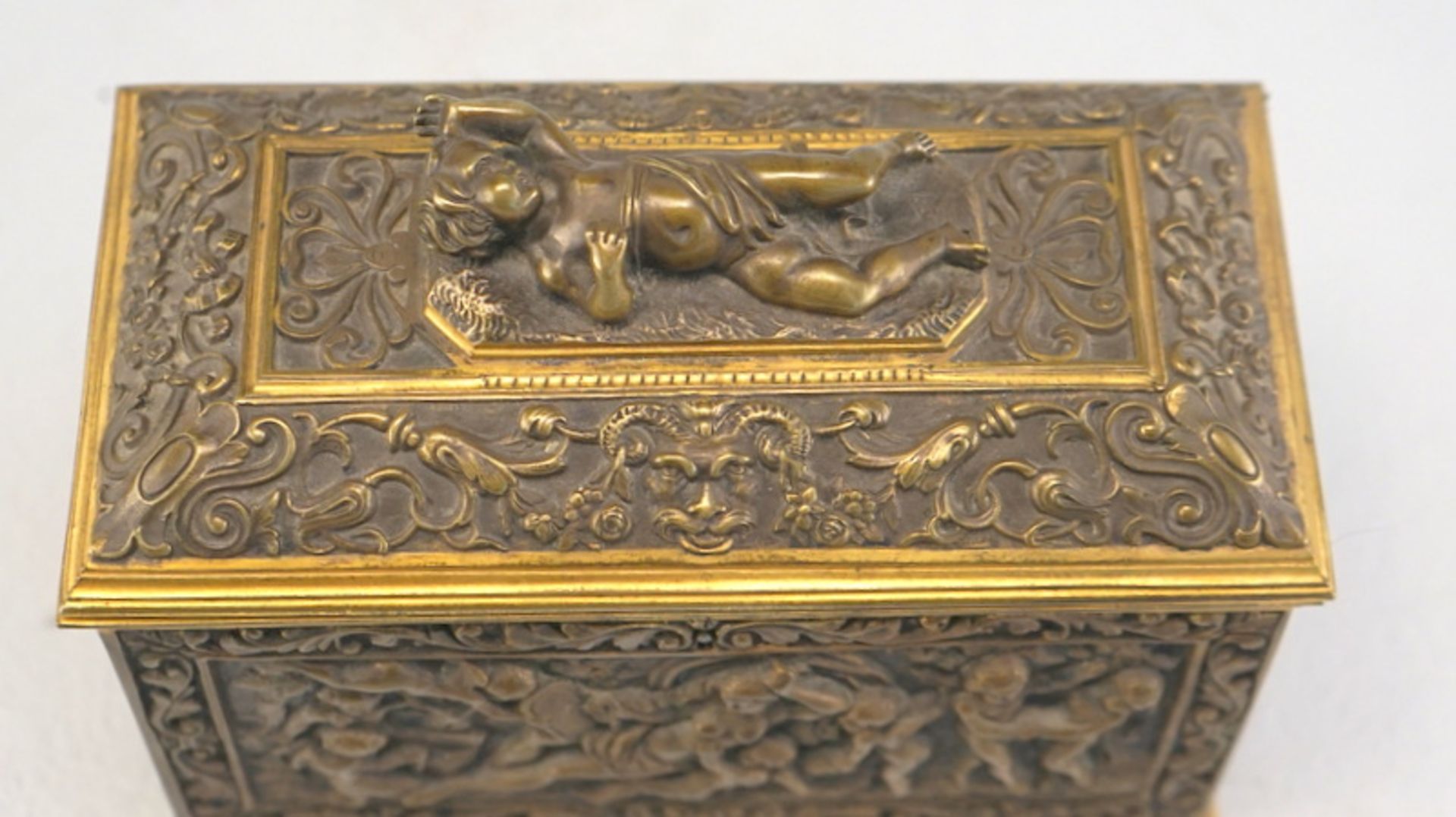 Tea Caddy, Bronze, vollplastischer Puttendekor, 1. H. 20. Jhd. - Image 5 of 6