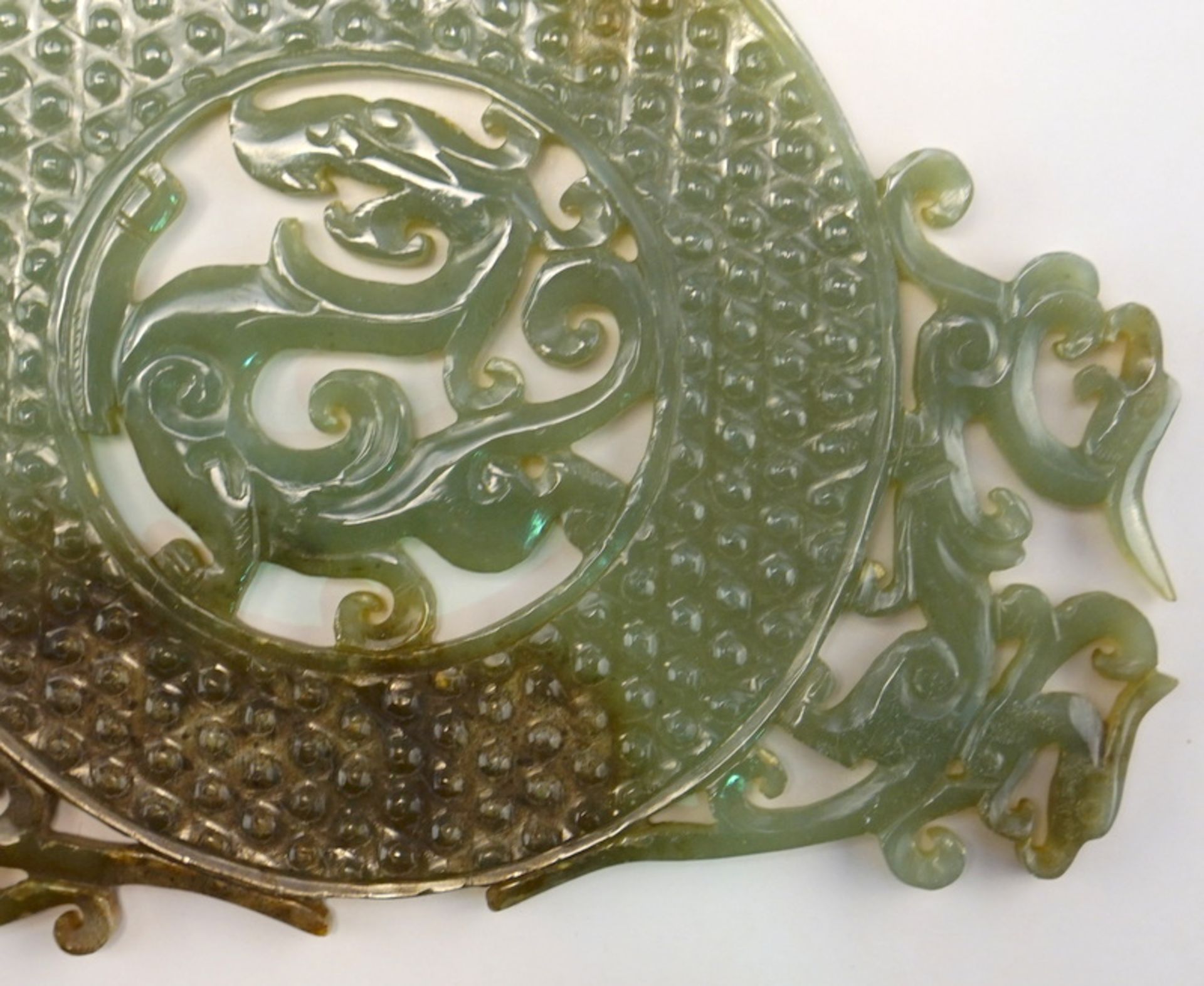 Amulettscheibe/Bi-Scheibe mit Dekor aus Vogelköpfen und Drache, Han Dynastie - Bild 2 aus 4