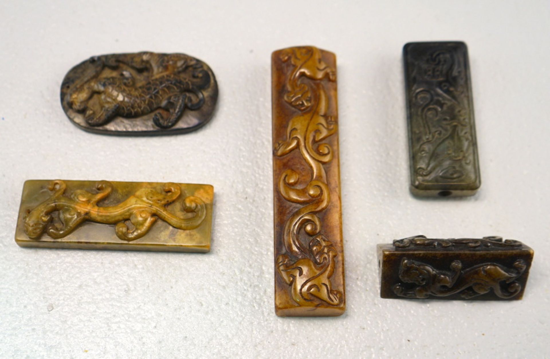 Sammlung von fünf Jadeschnitzereien mit Schilong-Darstellungen - Bild 3 aus 3