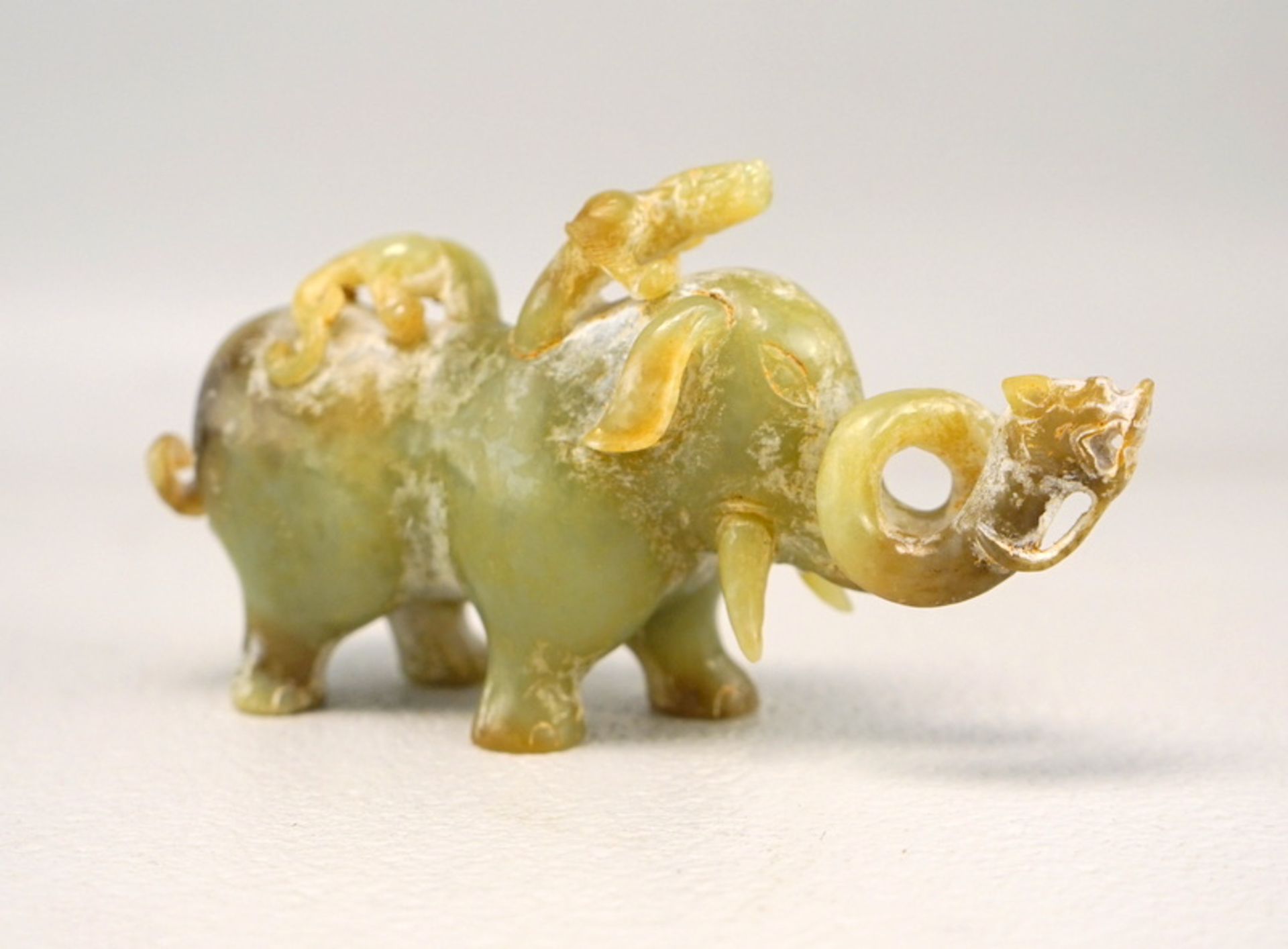 Archaischer Jade Elefant mit auf ihm reitenden Schilong