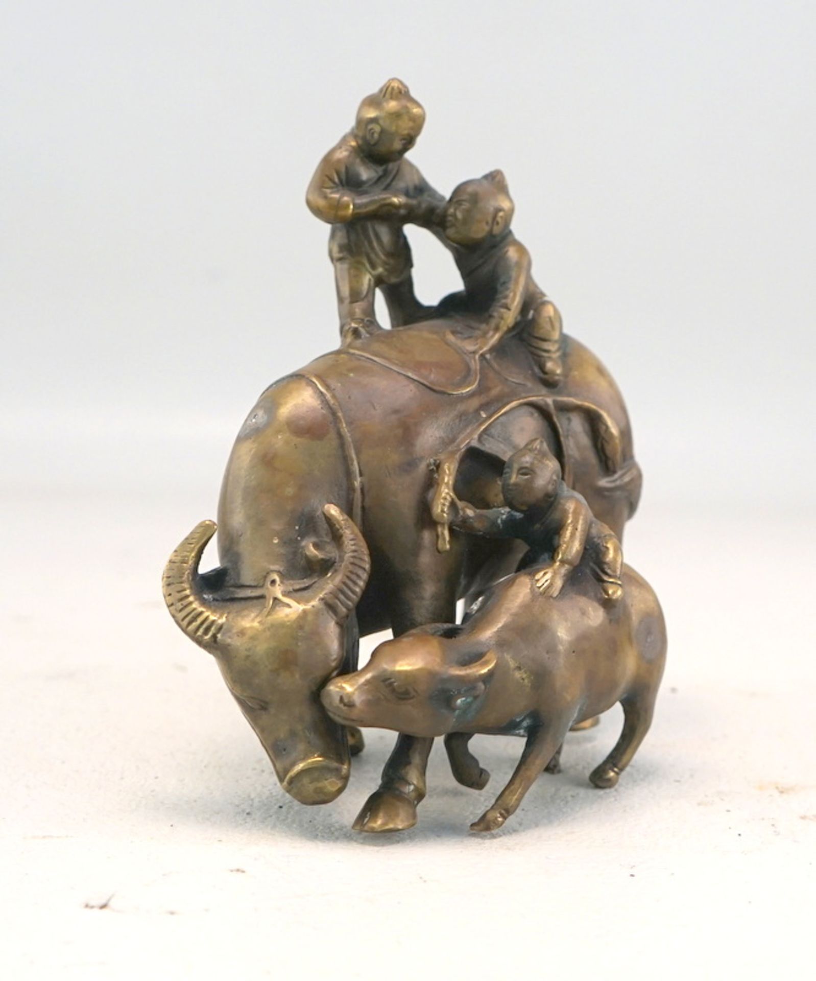 Pärchen dekorative asiatische Bronzen: Reitende Kinder auf Wasserbüffeln