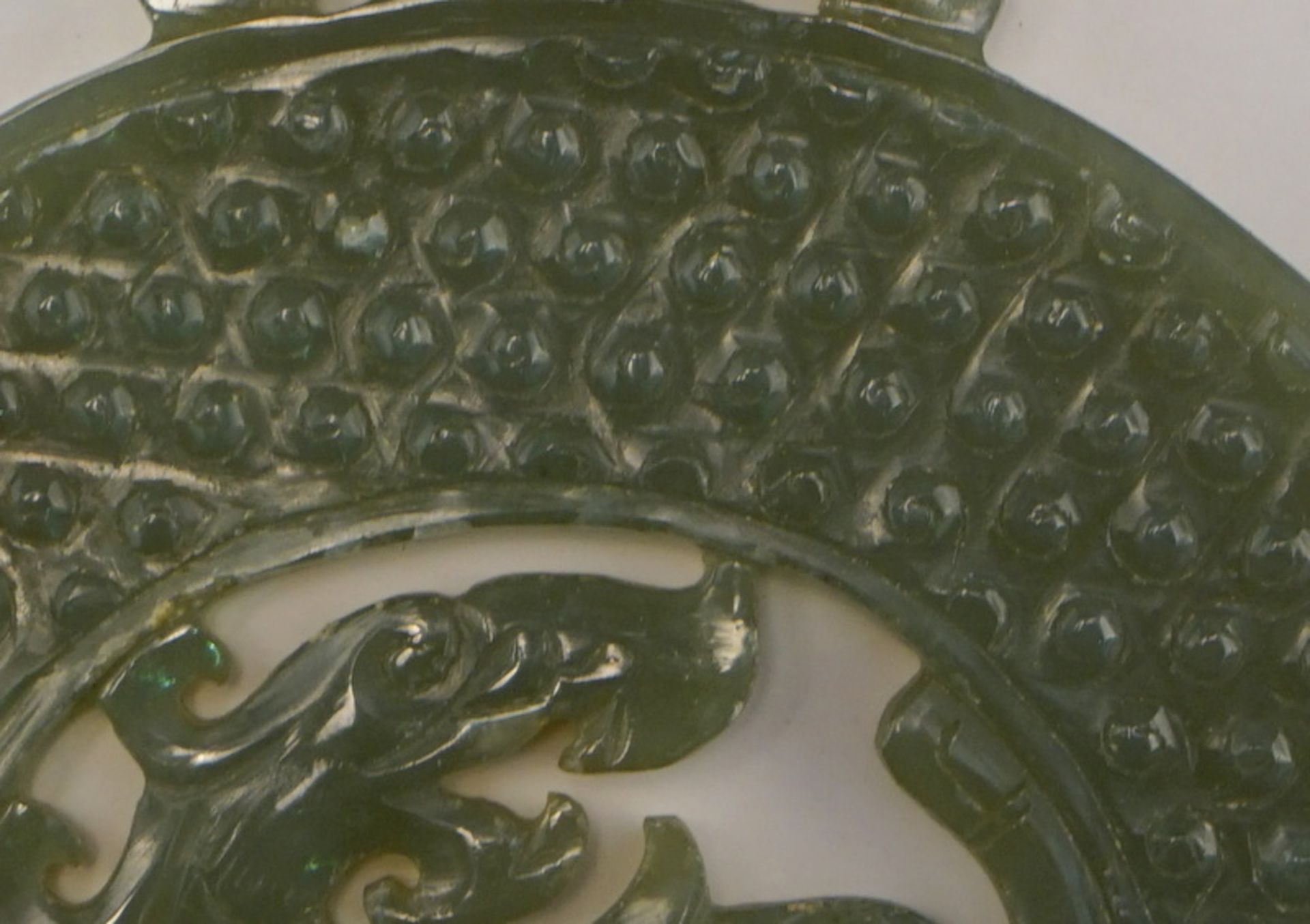 Amulettscheibe/Bi-Scheibe mit Dekor aus Vogelköpfen und Drache, Han Dynastie - Bild 4 aus 4