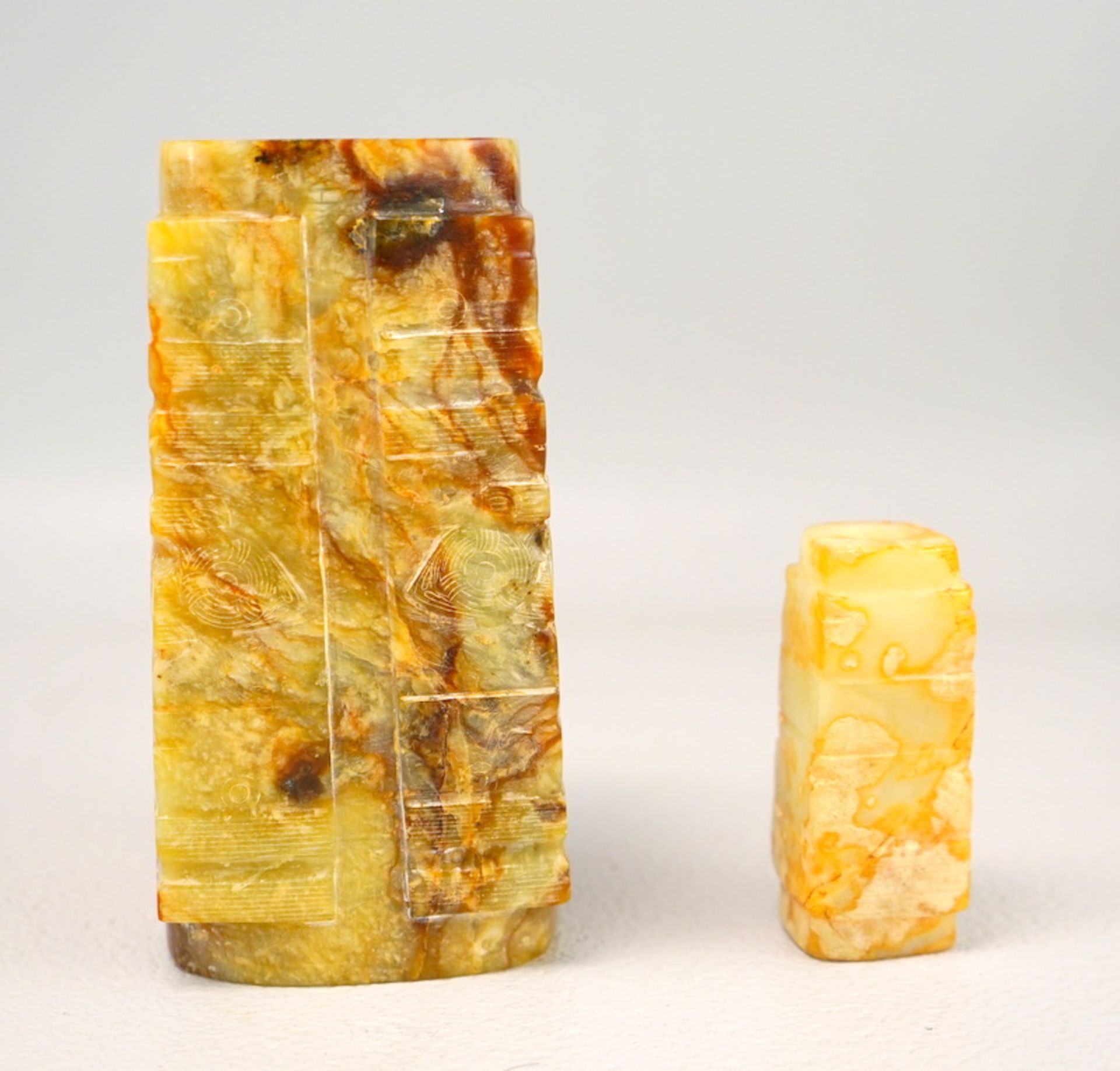 Zwei Ritualsteine “Cong“ Jade mit Einsprenkelungen - Bild 2 aus 6