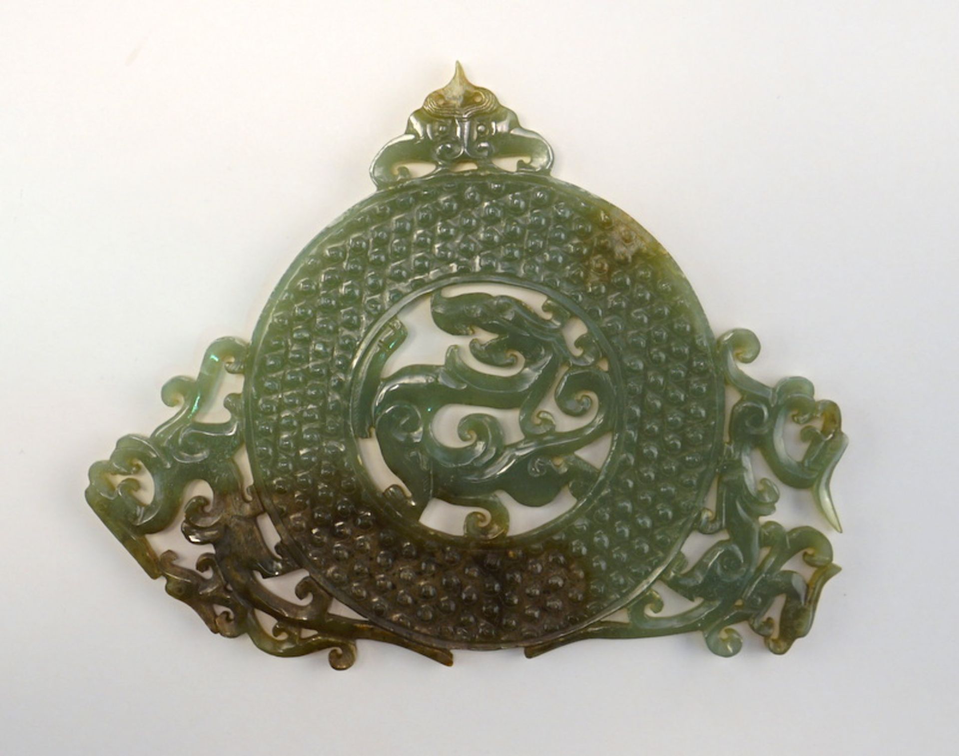 Amulettscheibe/Bi-Scheibe mit Dekor aus Vogelköpfen und Drache, Han Dynastie