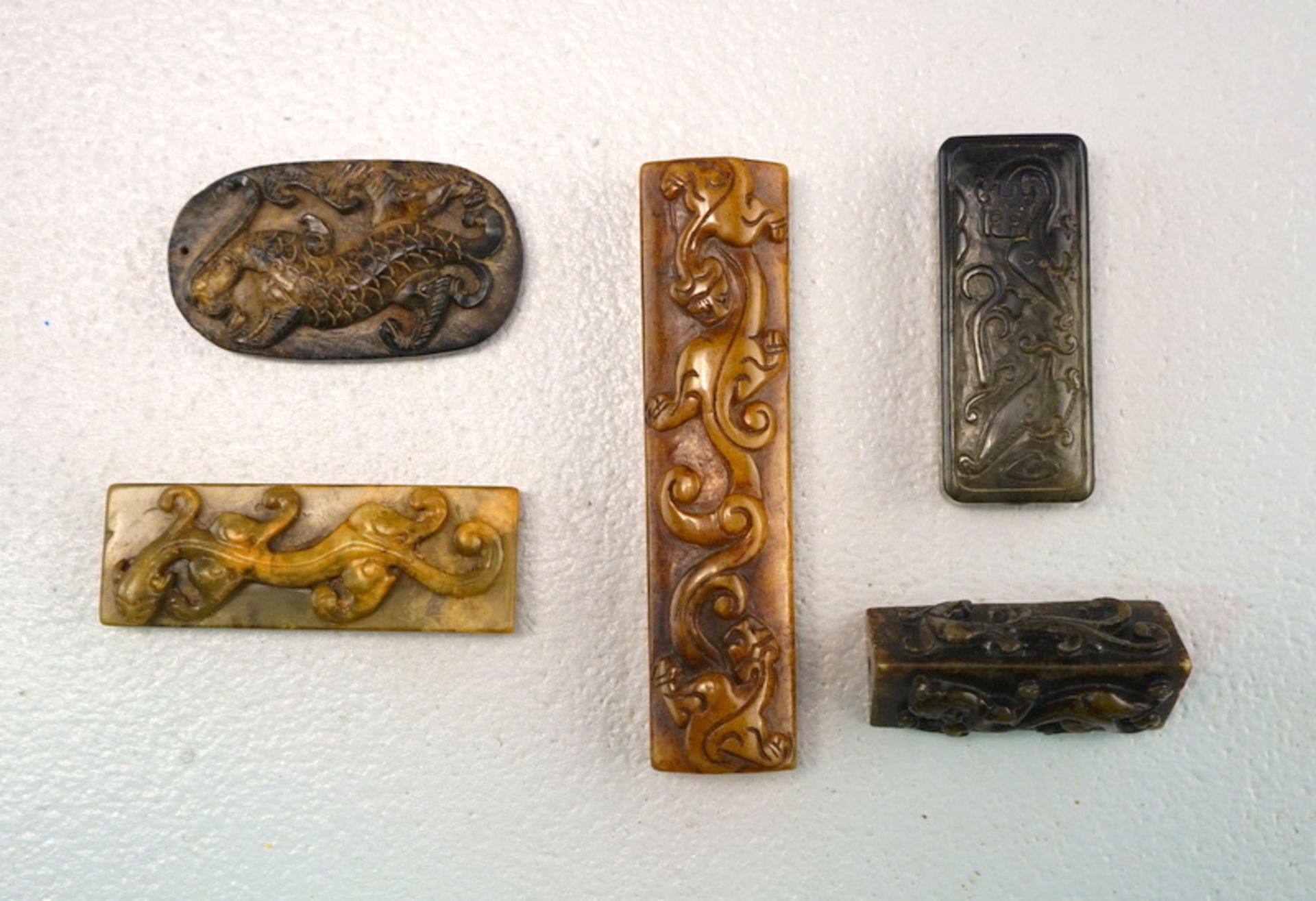 Sammlung von fünf Jadeschnitzereien mit Schilong-Darstellungen