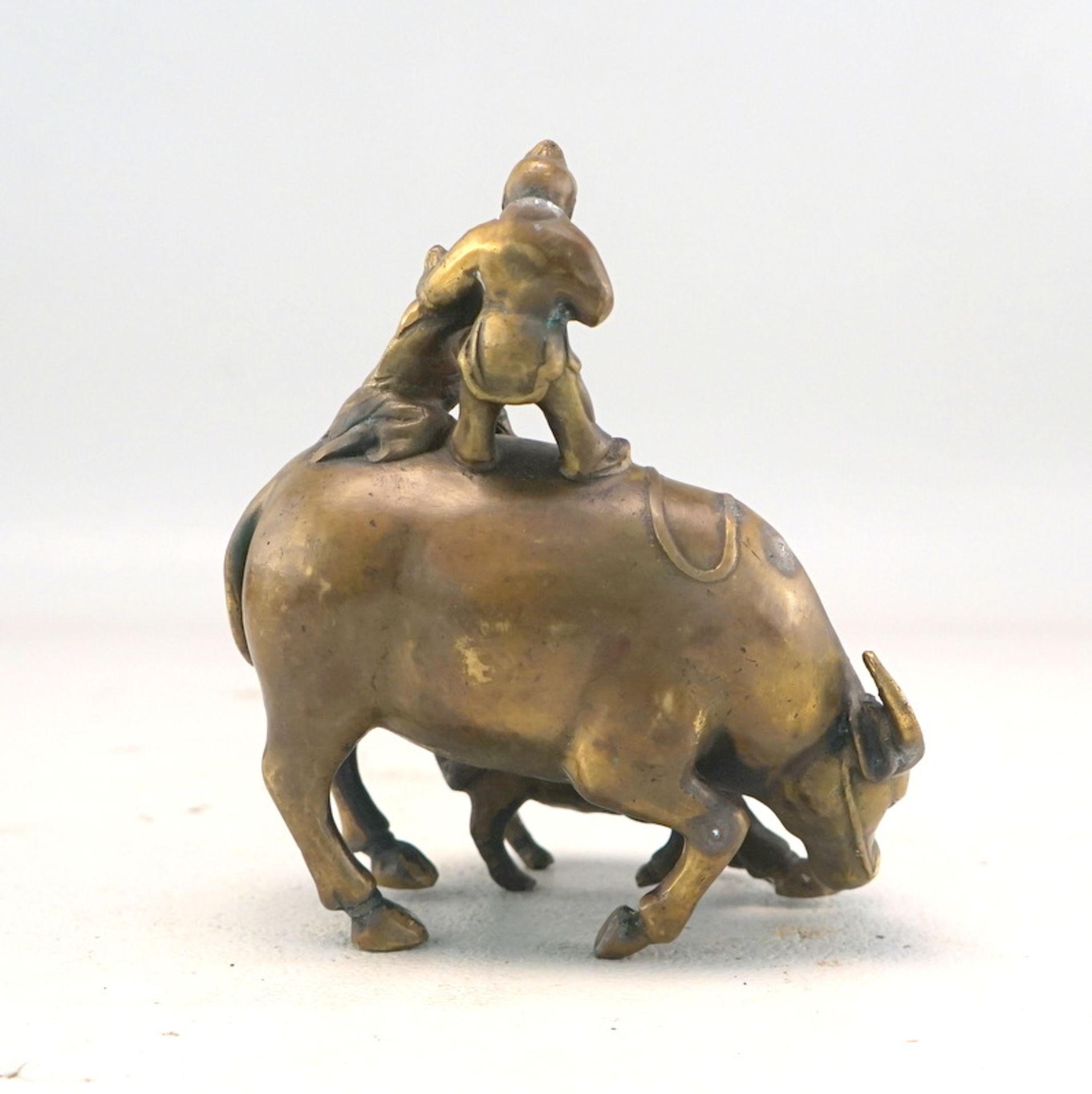 Pärchen dekorative asiatische Bronzen: Reitende Kinder auf Wasserbüffeln - Bild 3 aus 4