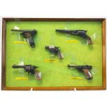 Sammlung von fünf historischen Pistolen als Miniaturen
