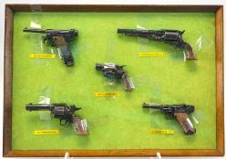 Sammlung von fünf historischen Pistolen als Miniaturen