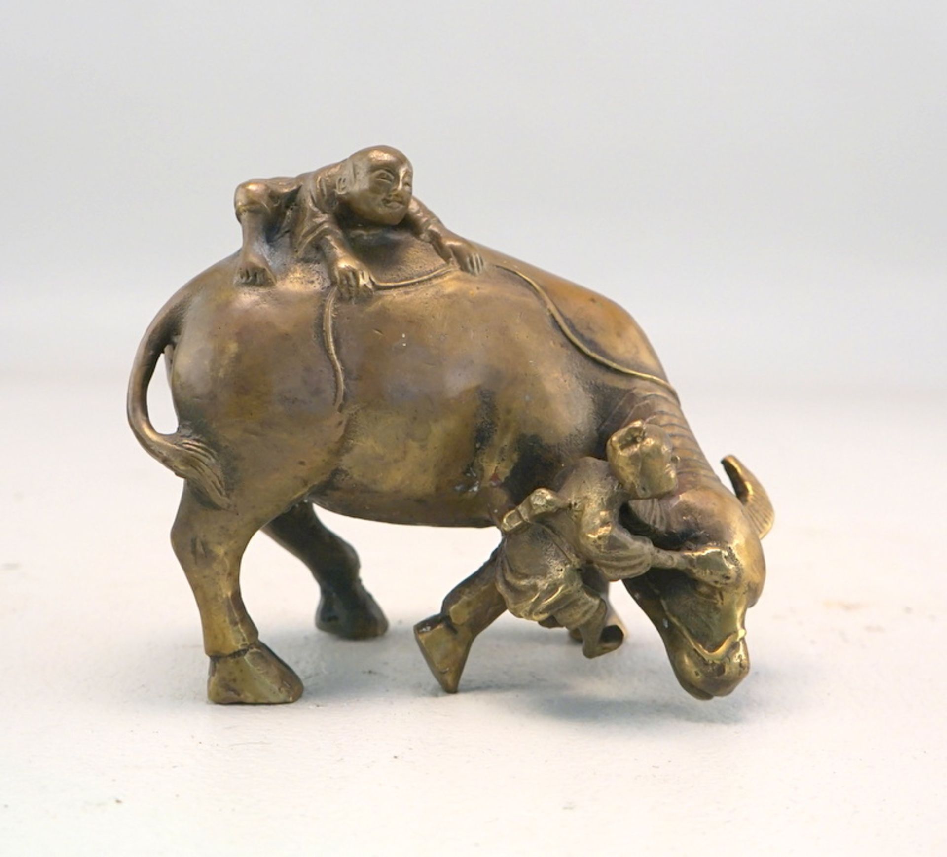 Pärchen dekorative asiatische Bronzen: Reitende Kinder auf Wasserbüffeln - Bild 4 aus 4