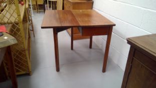 George III Mahogany drop leaf table Height 73cm 83cm when extended width 86cm