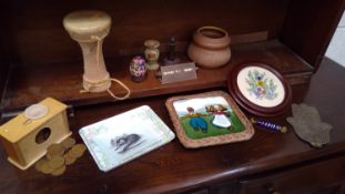 Small serpentine lighthouse, agate vase, brass desk calendar inscribed Bunzl & Biach (British)