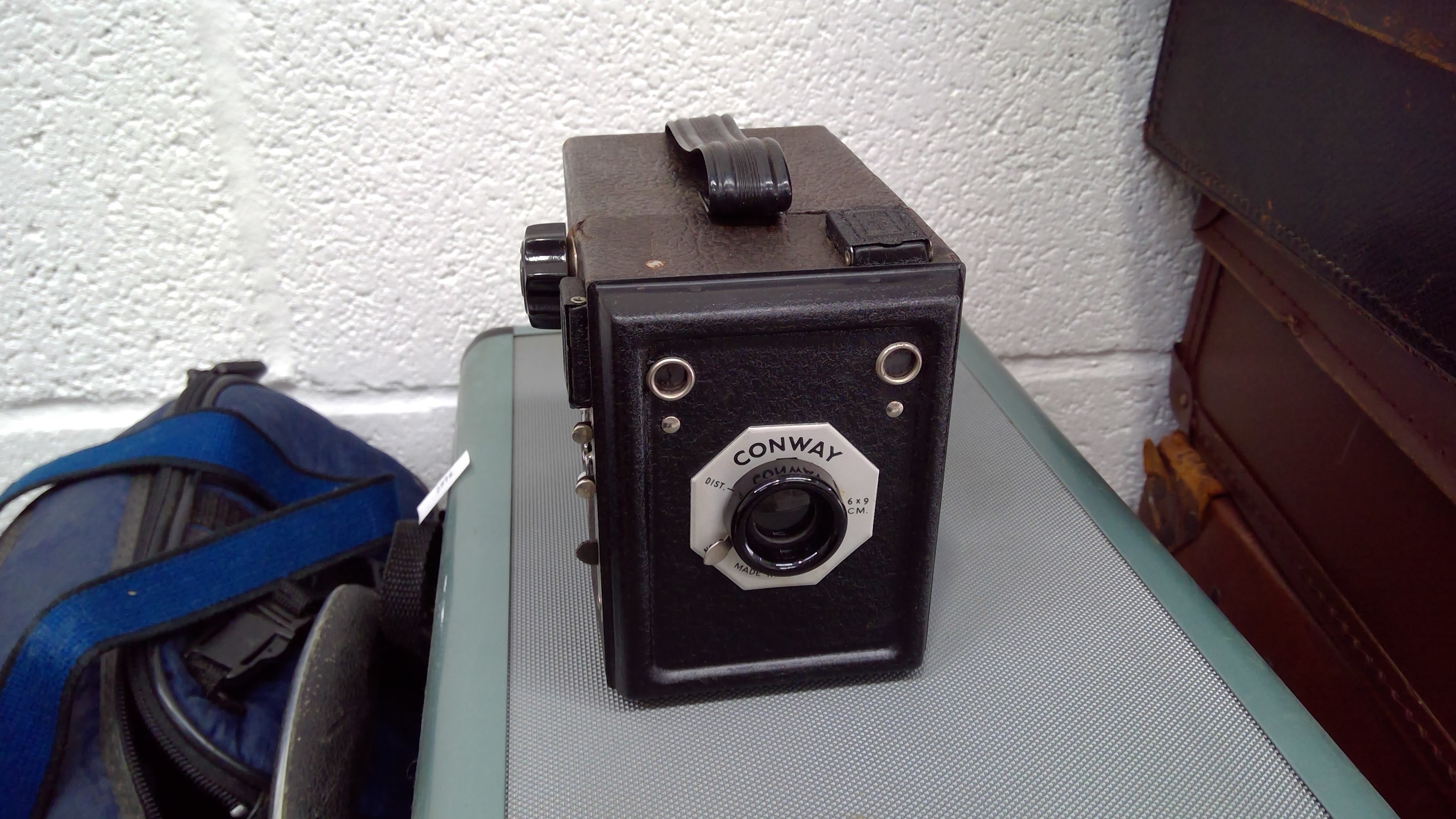 Canon Super 8, Conway Vintage Box Camera along with a selection of cameras. - Image 2 of 3