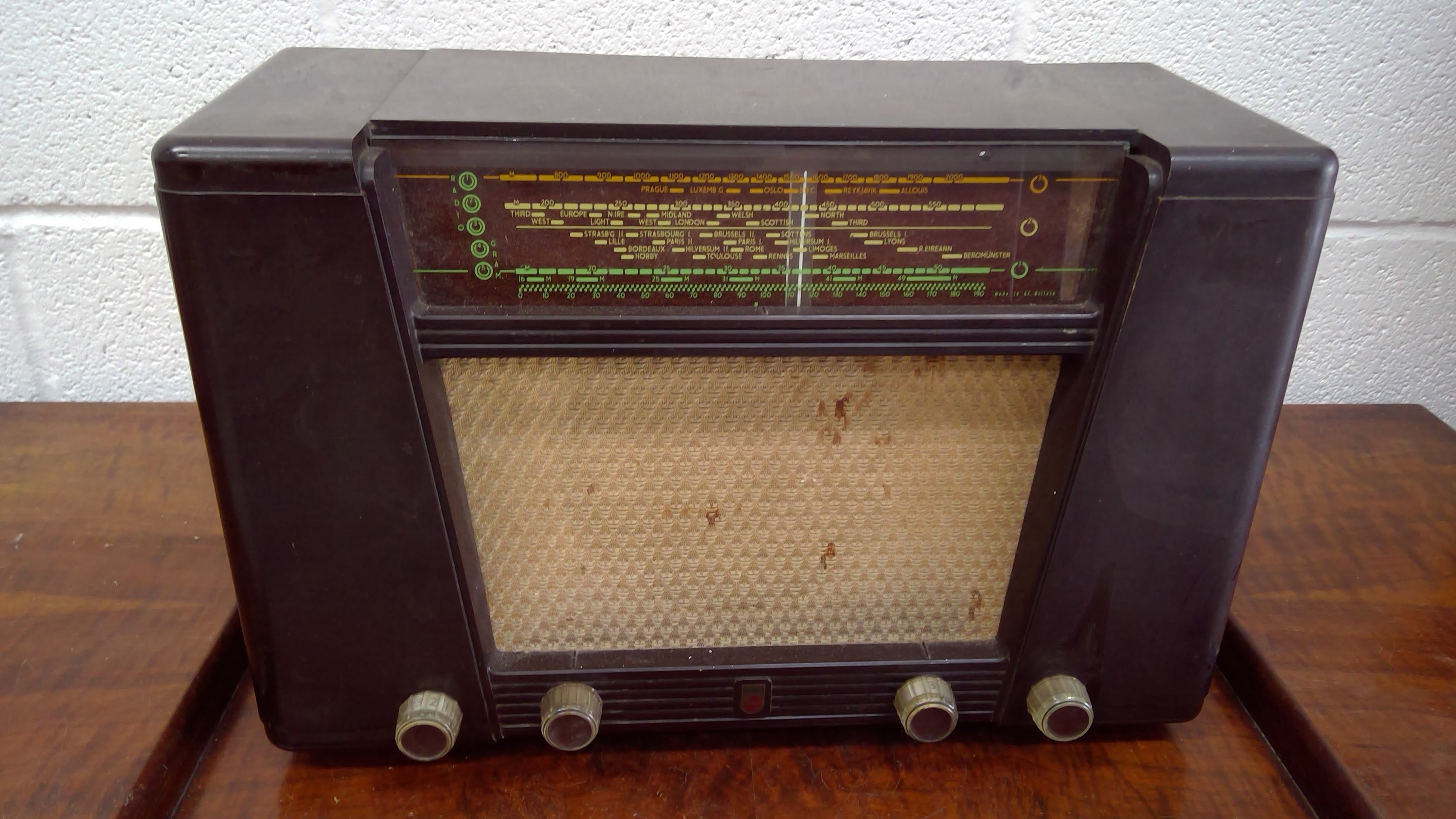 A Philips bakelite radio.