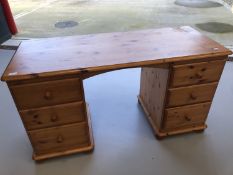 A modern pine desk, height 72cm, width 134cm, depth 56cm.