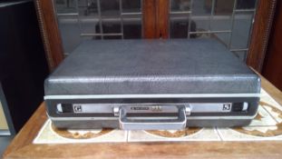 'Samsonite' vintage hardshell suitcase, key included.