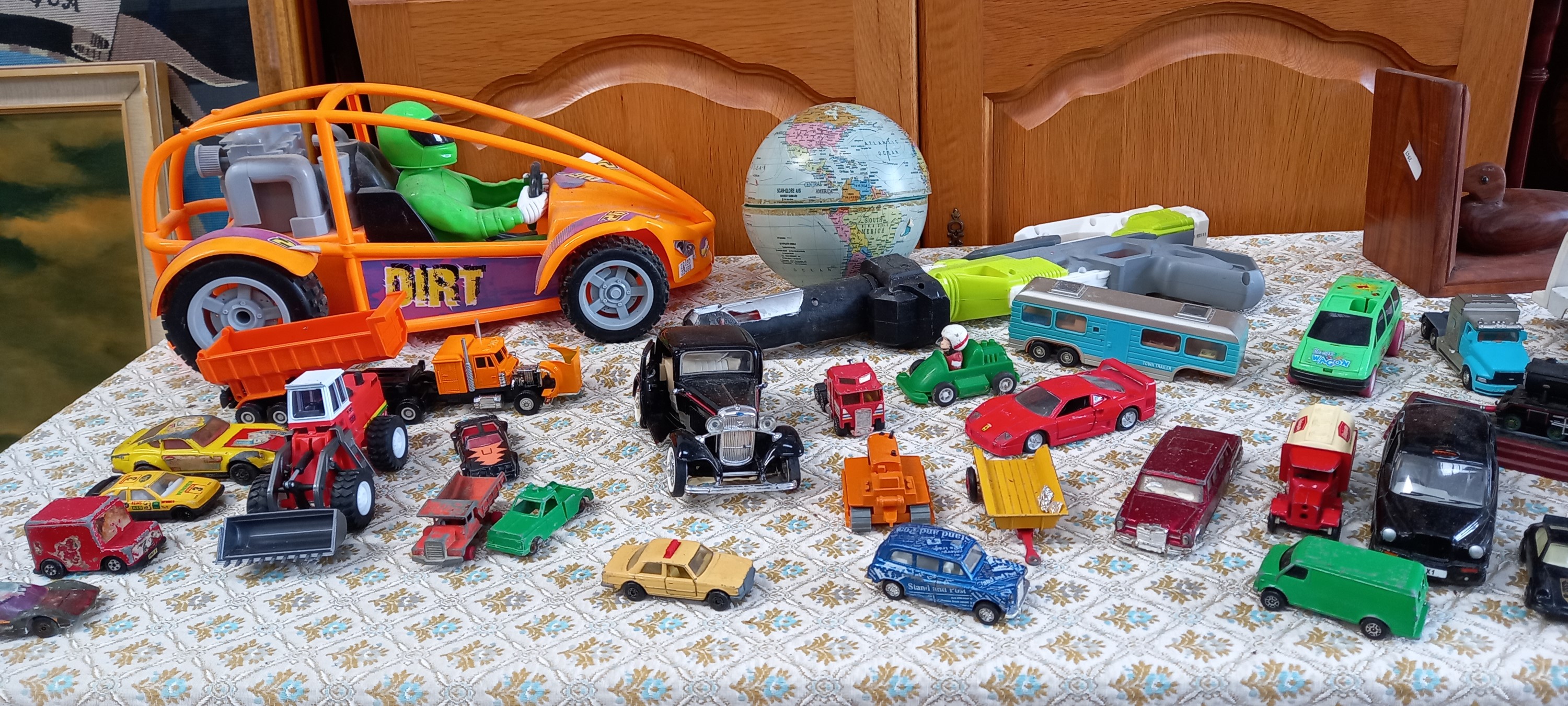 Corgi, Matchbox and other cars and toys in one box. - Image 2 of 4