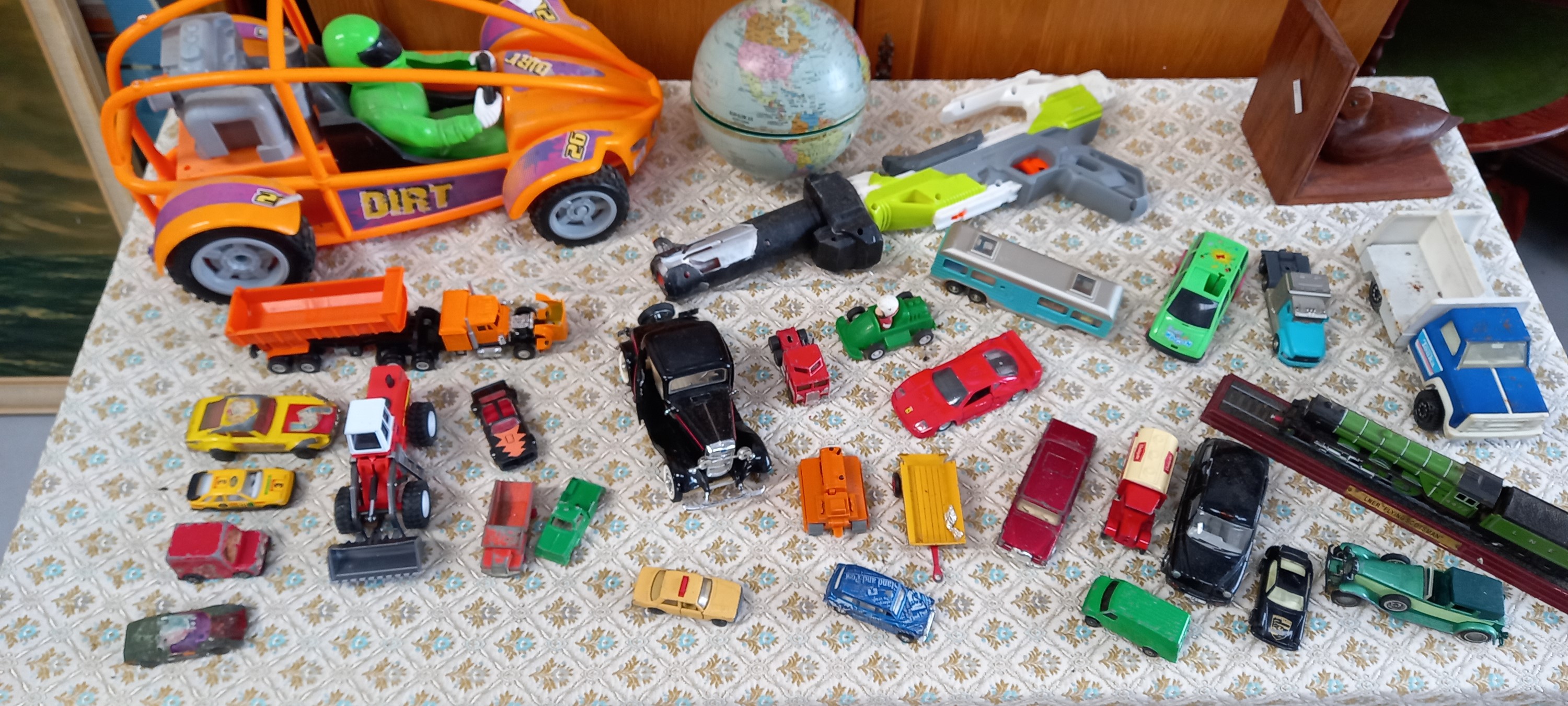 Corgi, Matchbox and other cars and toys in one box. - Image 3 of 4