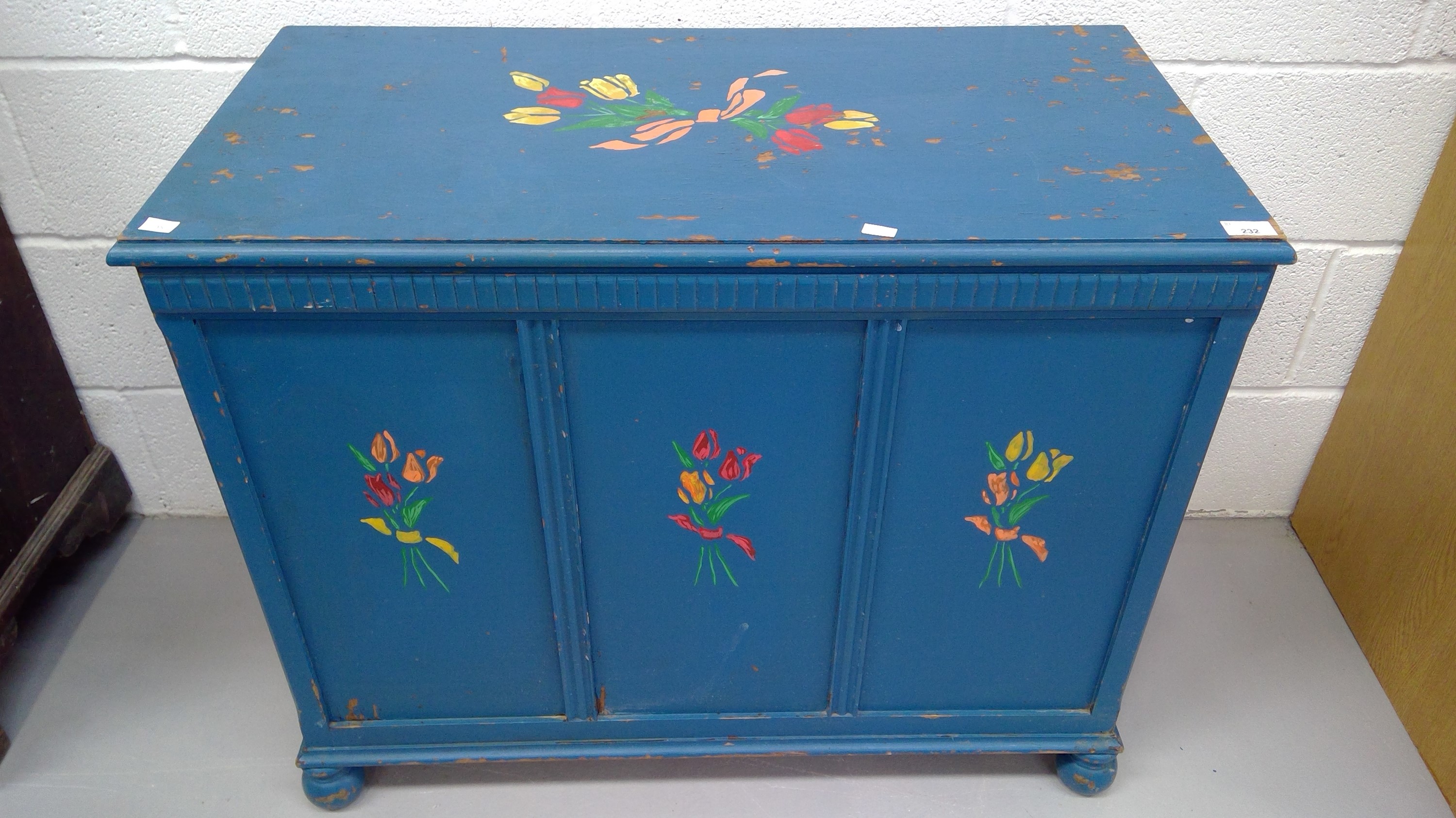 Painted lift-top storage chest, height 73cm, width 91.5cm depth 47cm.