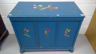 Painted lift-top storage chest, height 73cm, width 91.5cm depth 47cm.