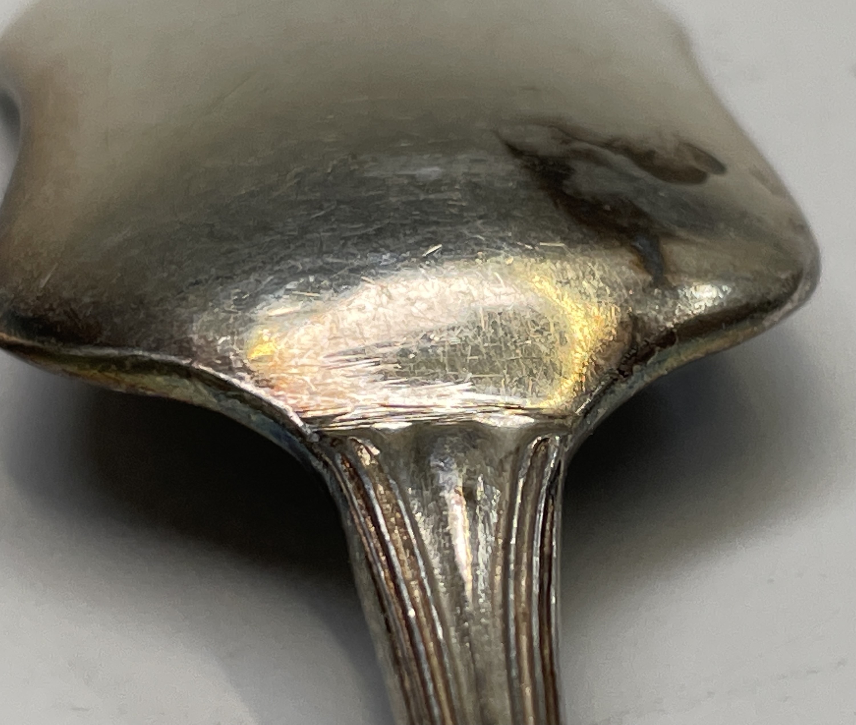 Six sugar shovel spoons. Stamped 'silver' 164.3 gm. Condition: Tarnishing, no serious condition - Image 7 of 10