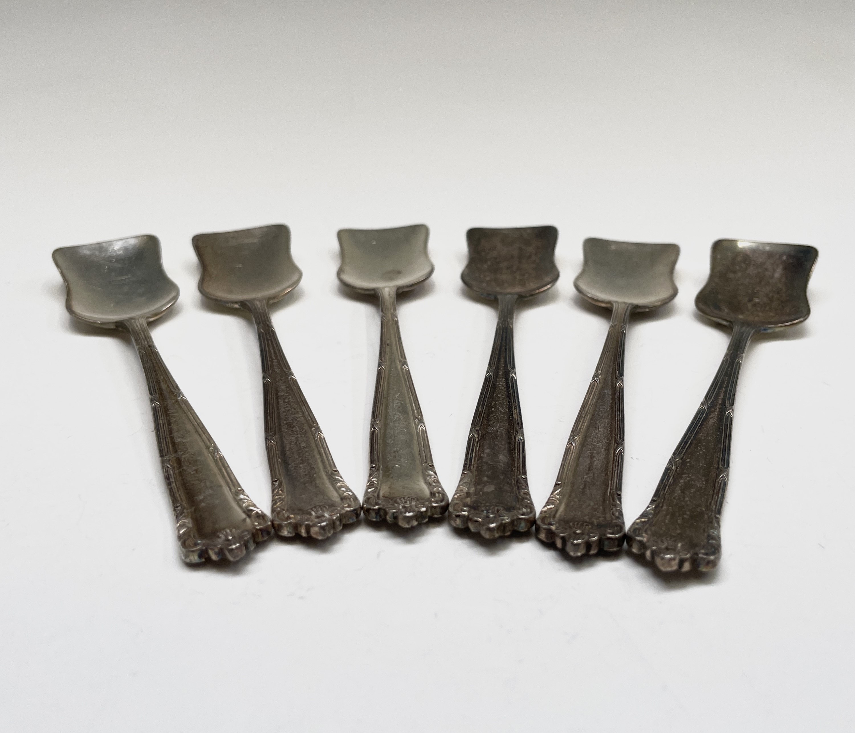 Six sugar shovel spoons. Stamped 'silver' 164.3 gm. Condition: Tarnishing, no serious condition - Image 10 of 10