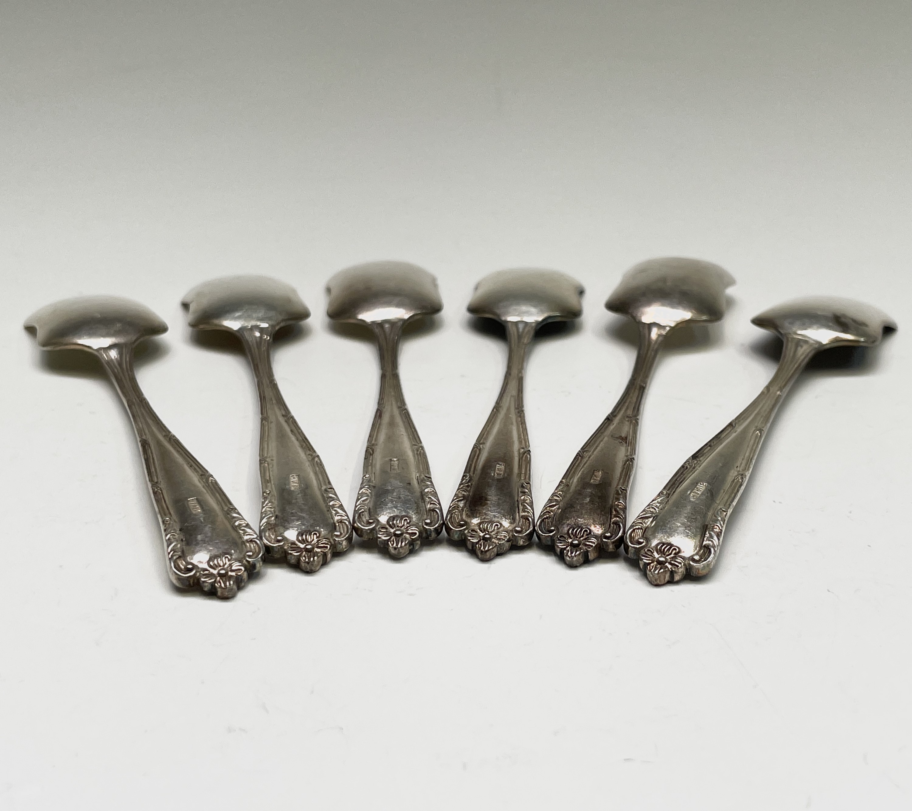 Six sugar shovel spoons. Stamped 'silver' 164.3 gm. Condition: Tarnishing, no serious condition - Image 4 of 10