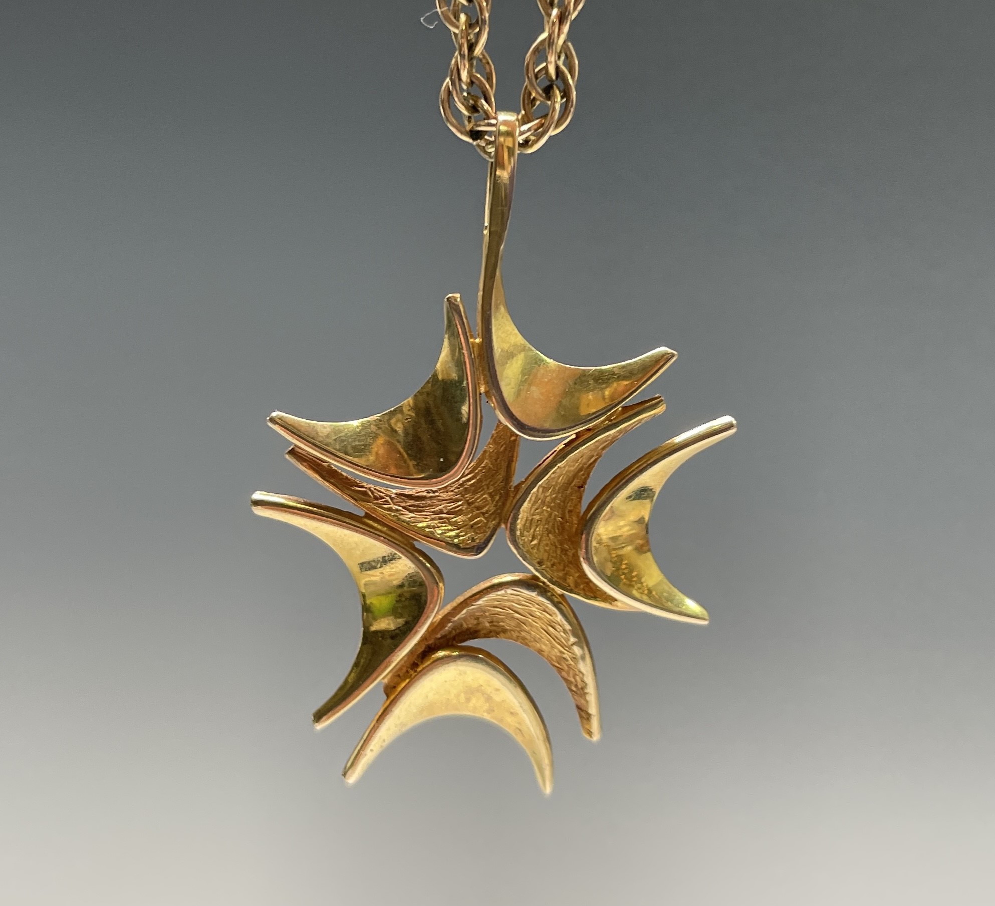 A 9ct gold modernist pendant by Henry Griffiths and Sons 1975 18.4gm including 9ct rope-twist 60cm - Image 6 of 6