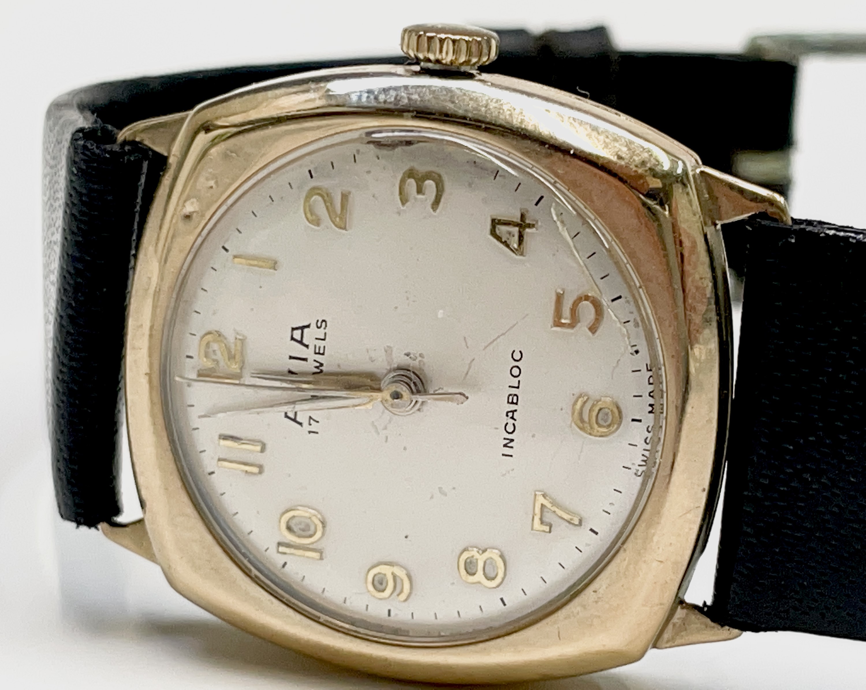 Three 9ct gold cased wristwatches each with rounded square case. Nitella, Winegartens and Avia. - Image 10 of 21