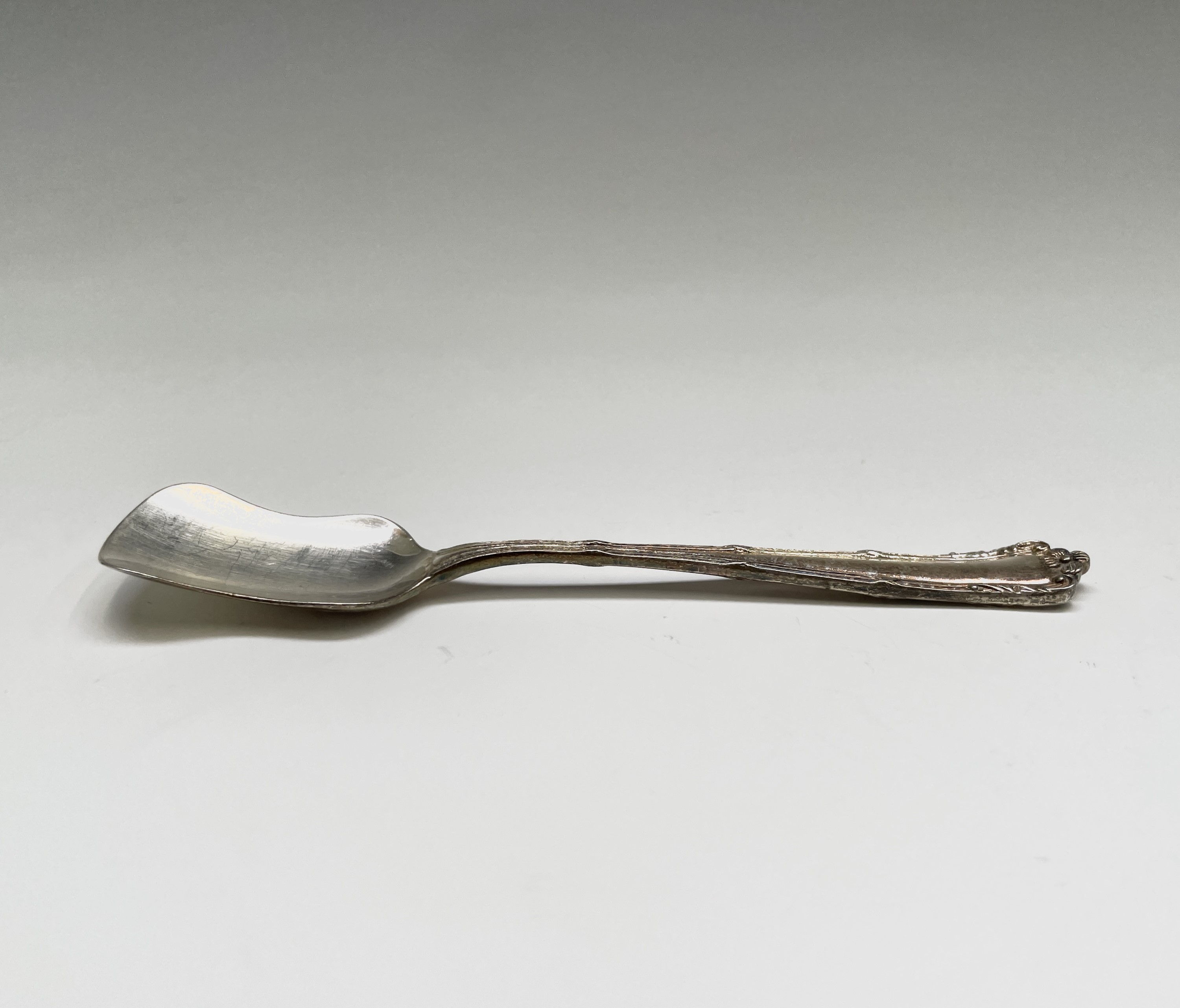 Six sugar shovel spoons. Stamped 'silver' 164.3 gm. Condition: Tarnishing, no serious condition - Image 5 of 10
