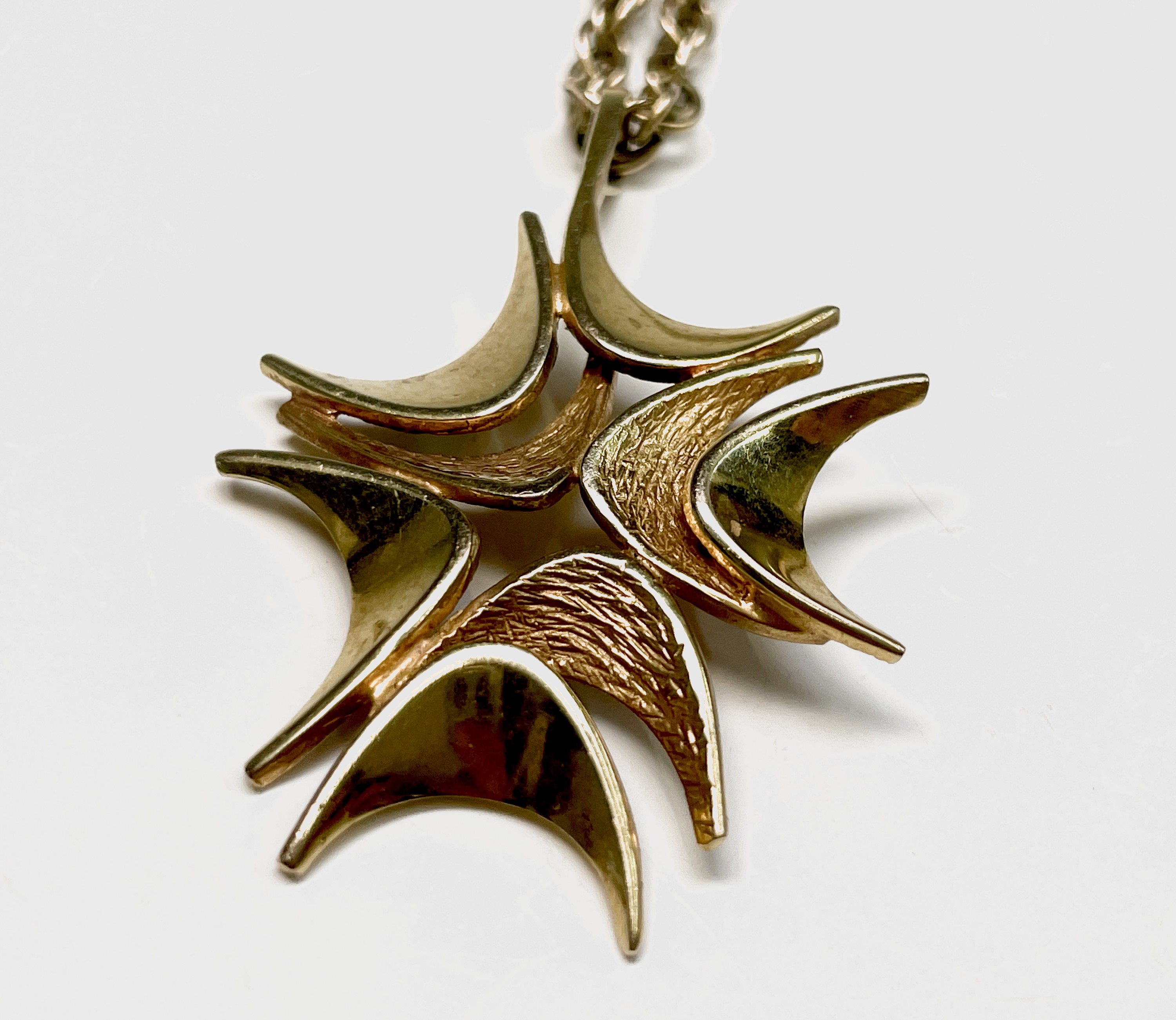 A 9ct gold modernist pendant by Henry Griffiths and Sons 1975 18.4gm including 9ct rope-twist 60cm - Image 5 of 6