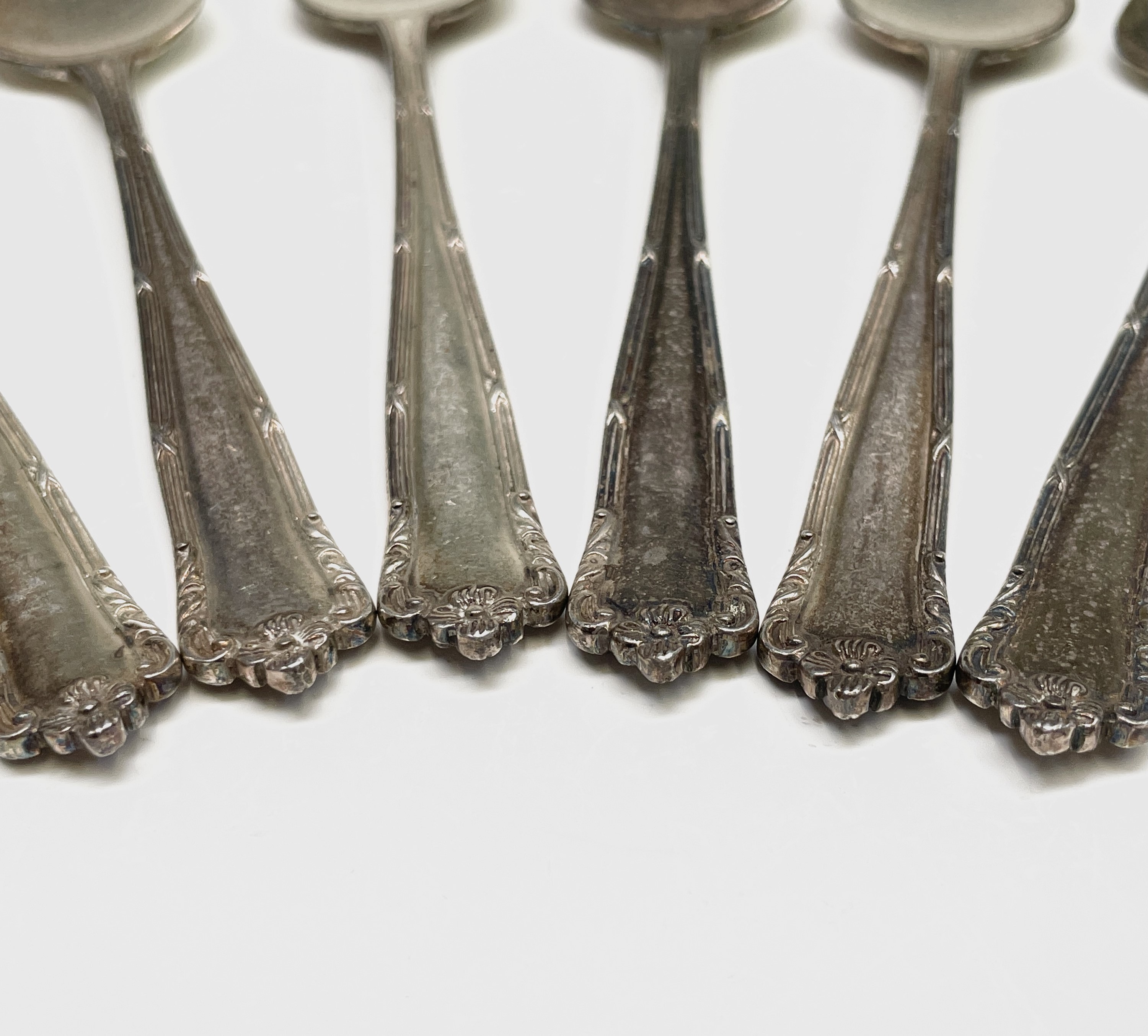 Six sugar shovel spoons. Stamped 'silver' 164.3 gm. Condition: Tarnishing, no serious condition - Image 3 of 10