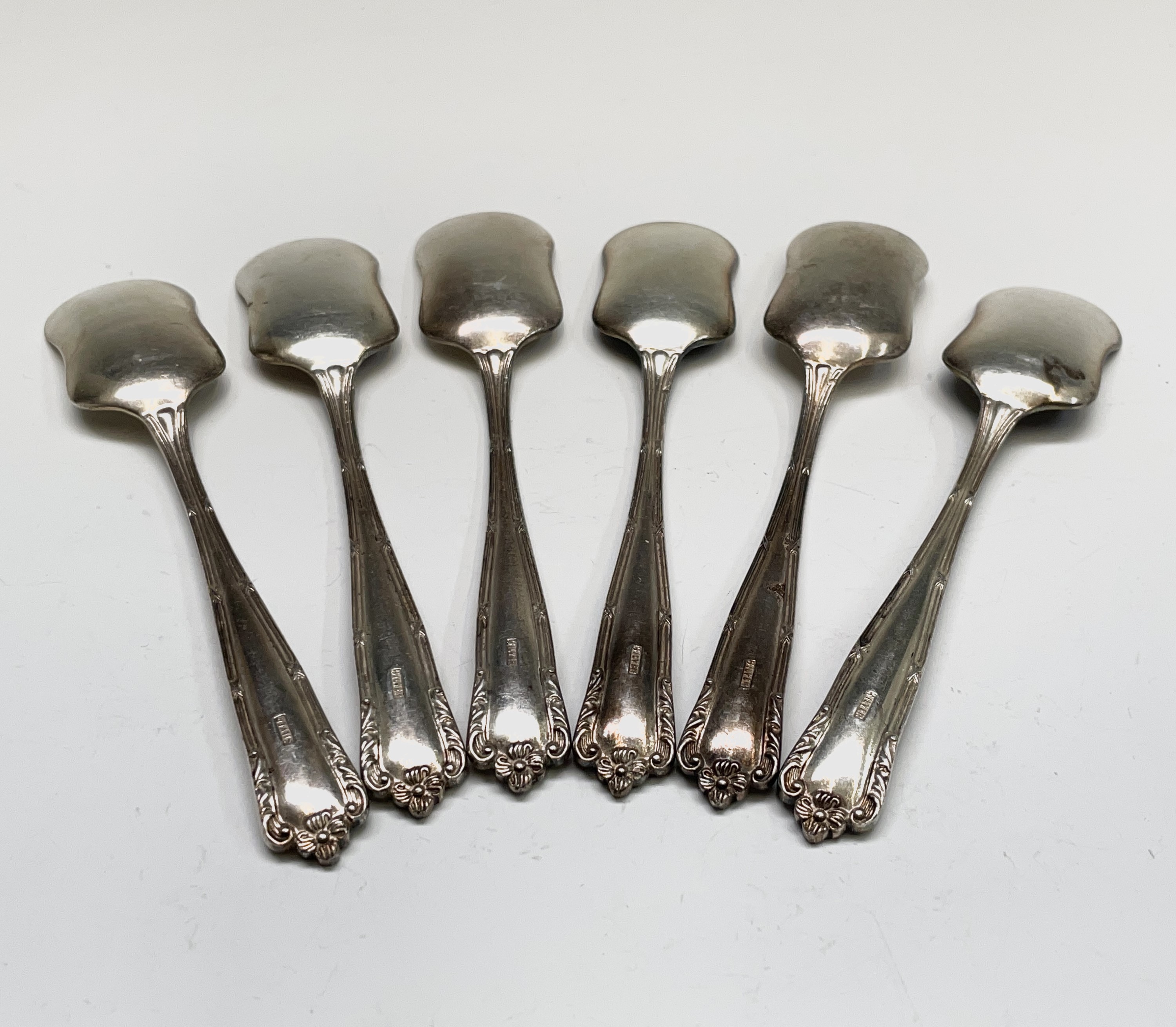 Six sugar shovel spoons. Stamped 'silver' 164.3 gm. Condition: Tarnishing, no serious condition - Image 6 of 10