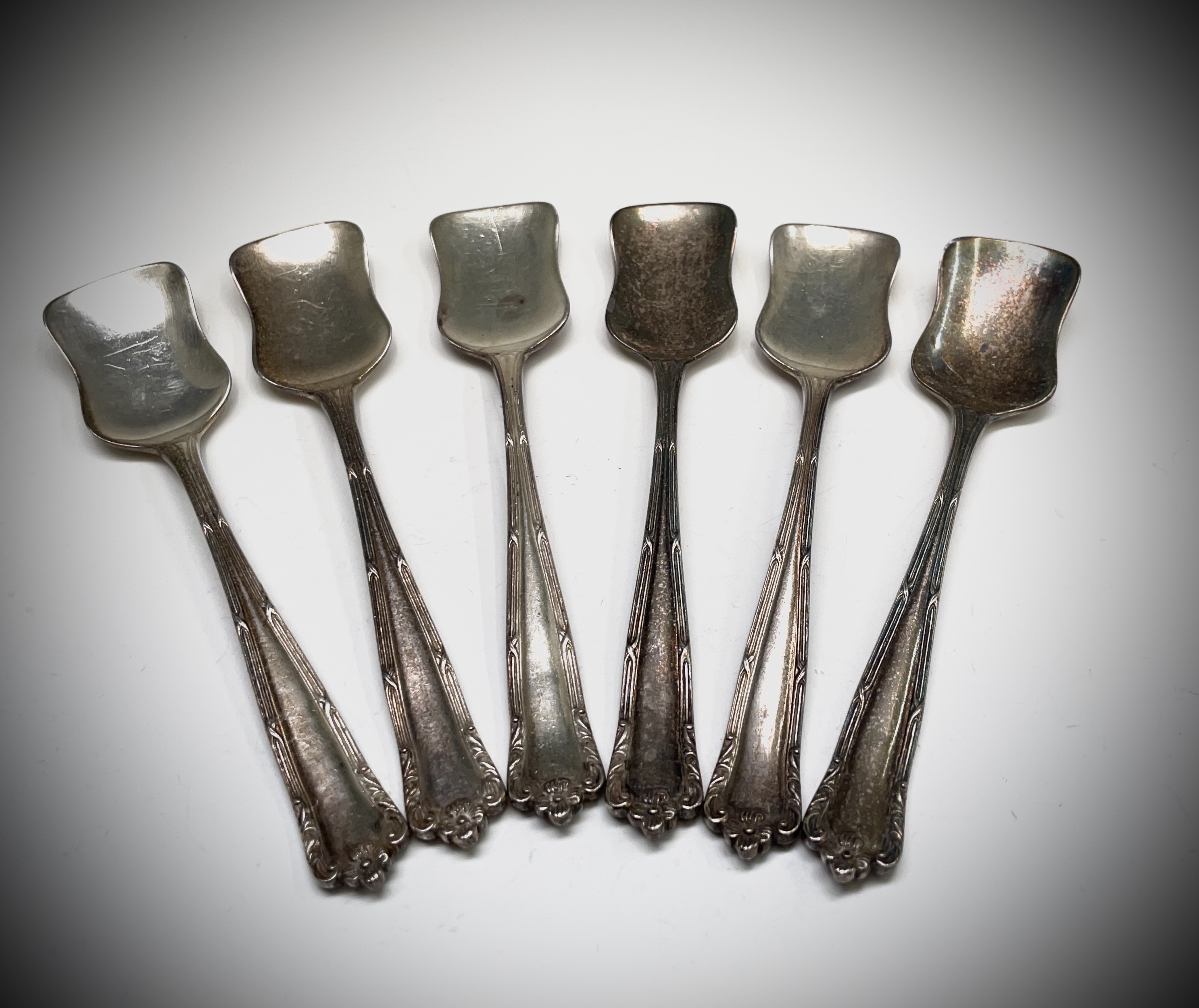 Six sugar shovel spoons. Stamped 'silver' 164.3 gm. Condition: Tarnishing, no serious condition