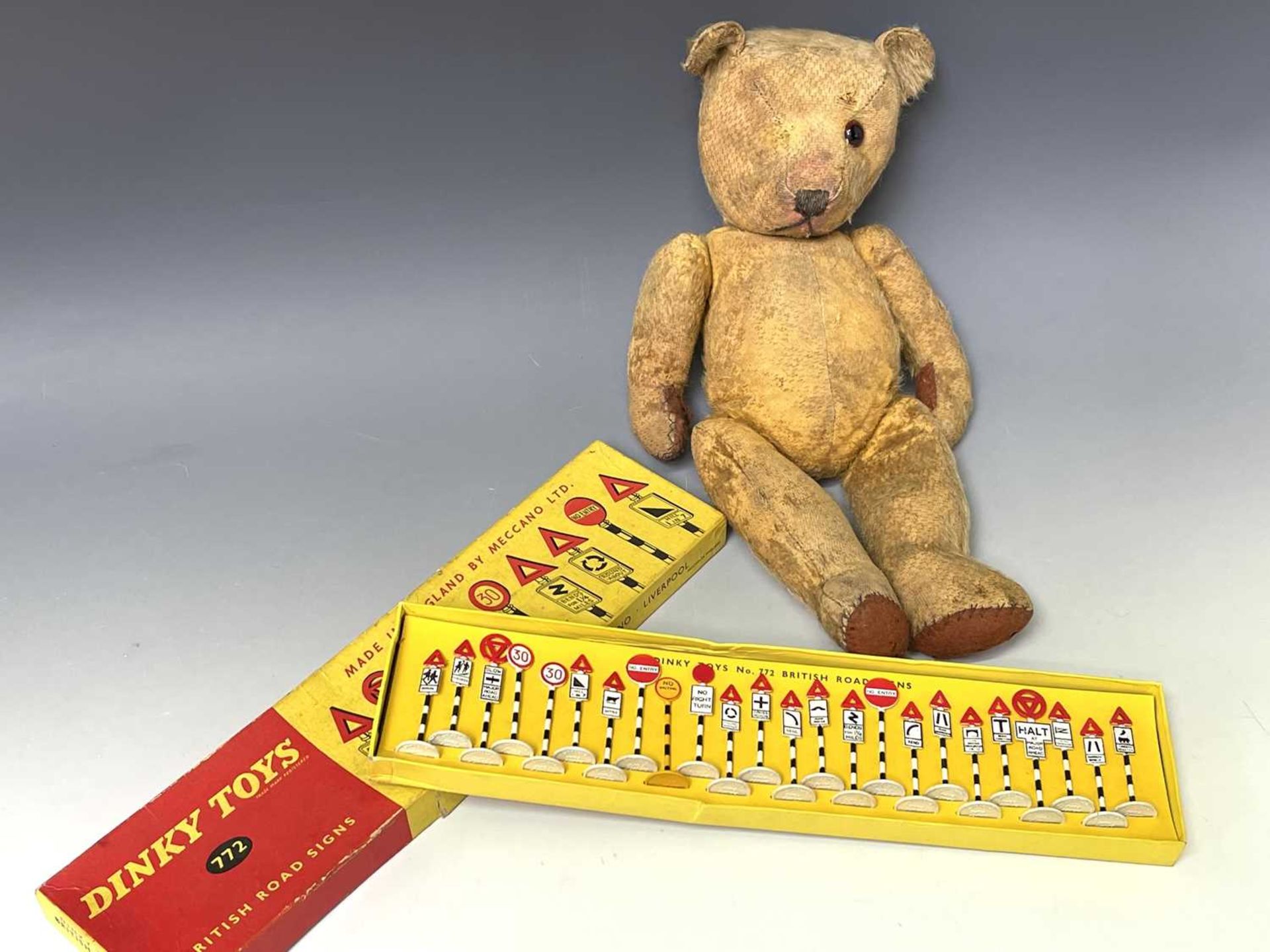 Dinky Toys: British Road Signs & Teddy Bear Lot comprises a complete Box no.772 of 24 circa 1960's - Image 3 of 4