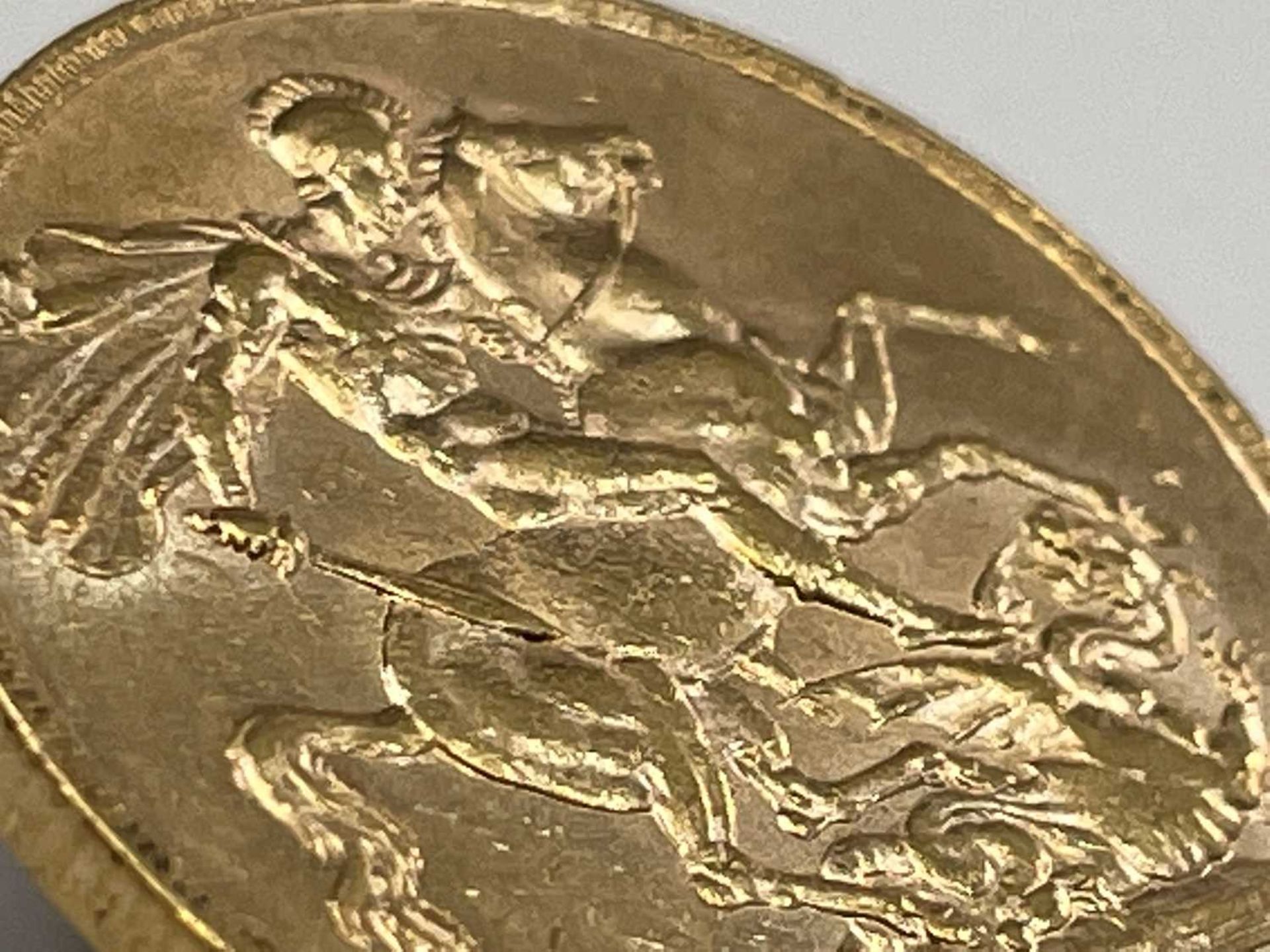 Great Britain Gold Sovereign 1885 EF+ No Sydney or Melbourne mint mark apparent. George & Dragon. - Image 5 of 5