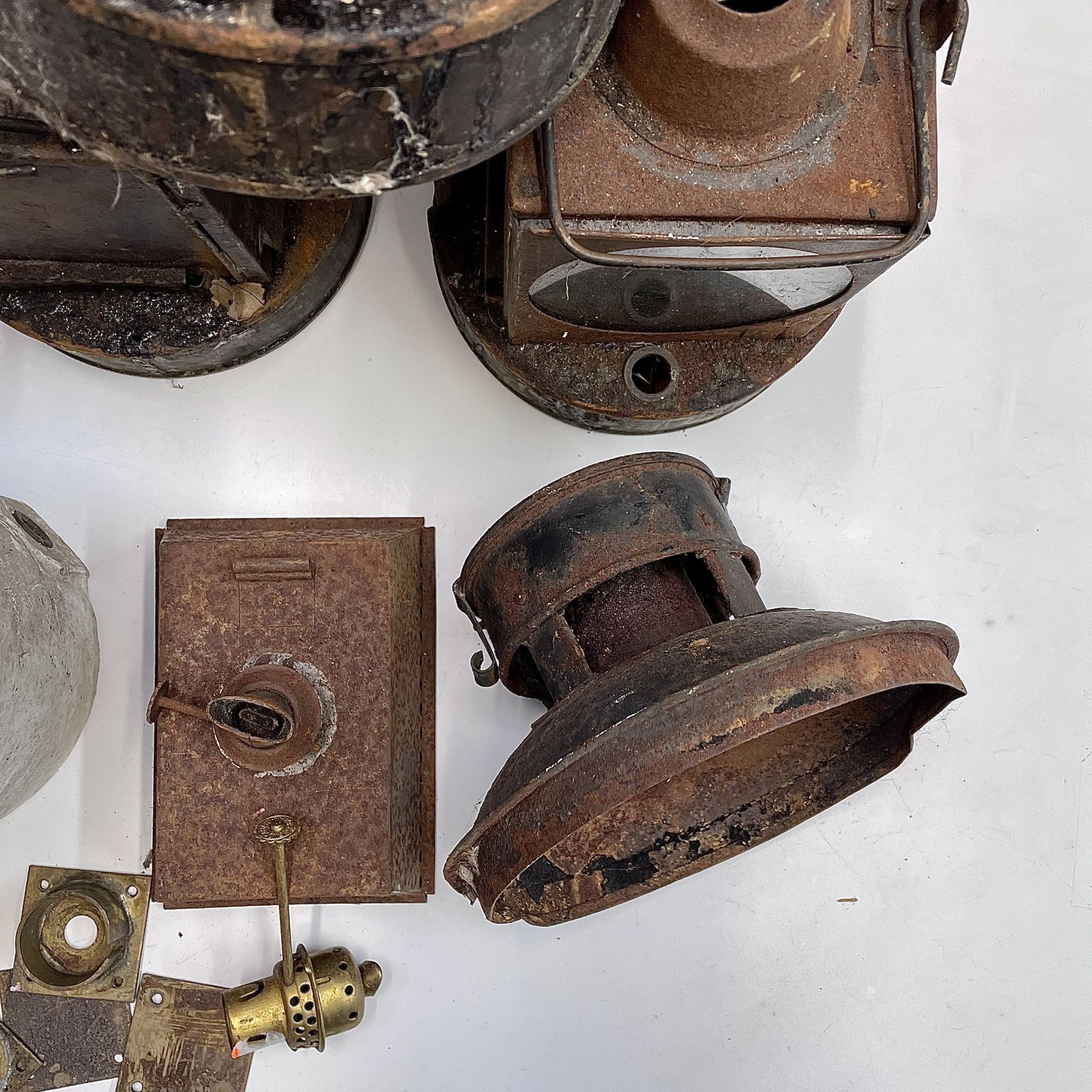 Railwayana - BR Signal Oil Lamps (x4) - A crate containing 4 copper-bottomed signal oil lamps - - Image 2 of 3