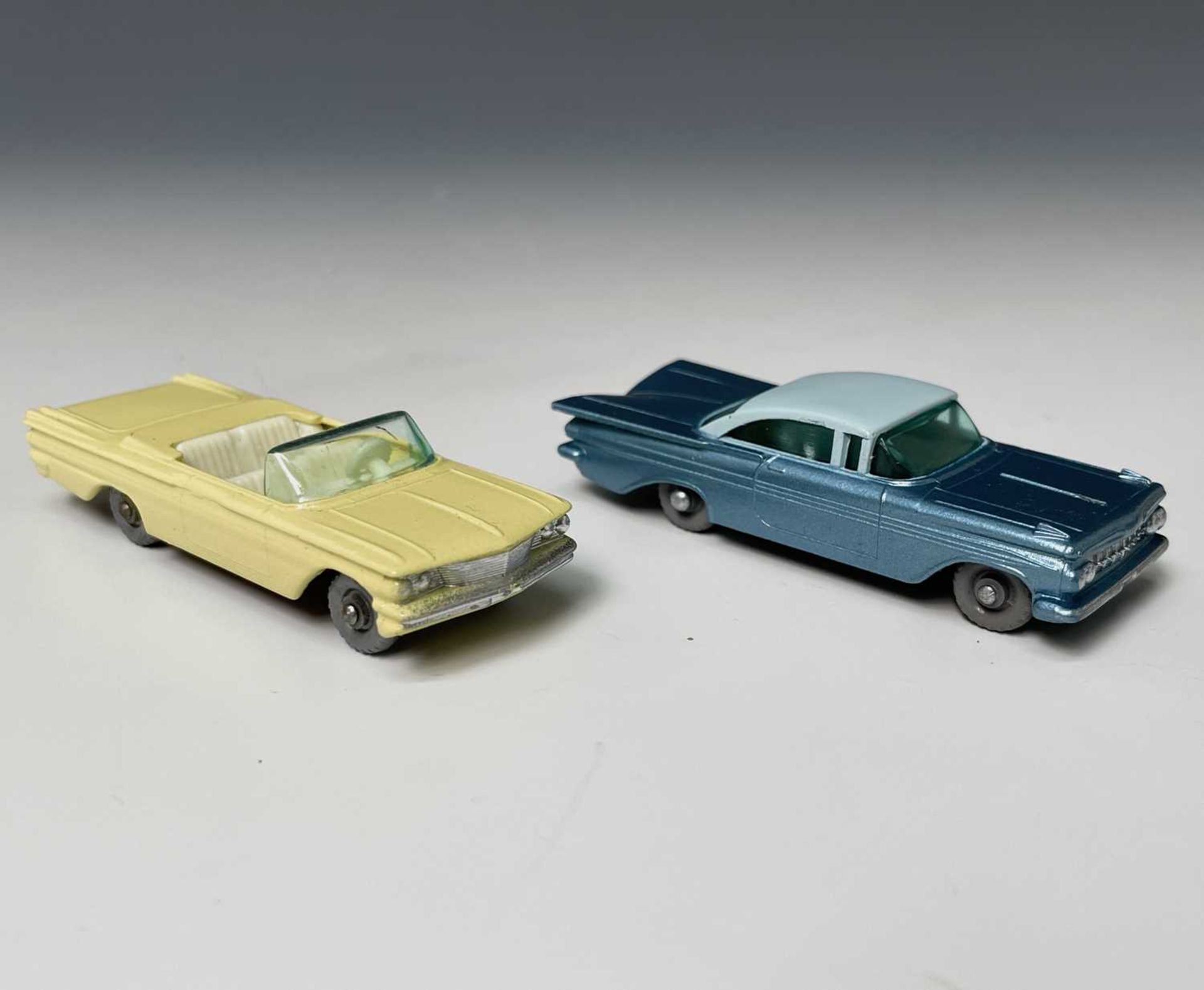 Lesney - Matchbox Toys nos 39 and 57. Pontiac Convertible, lemon body, crimson base, cream - Image 4 of 6