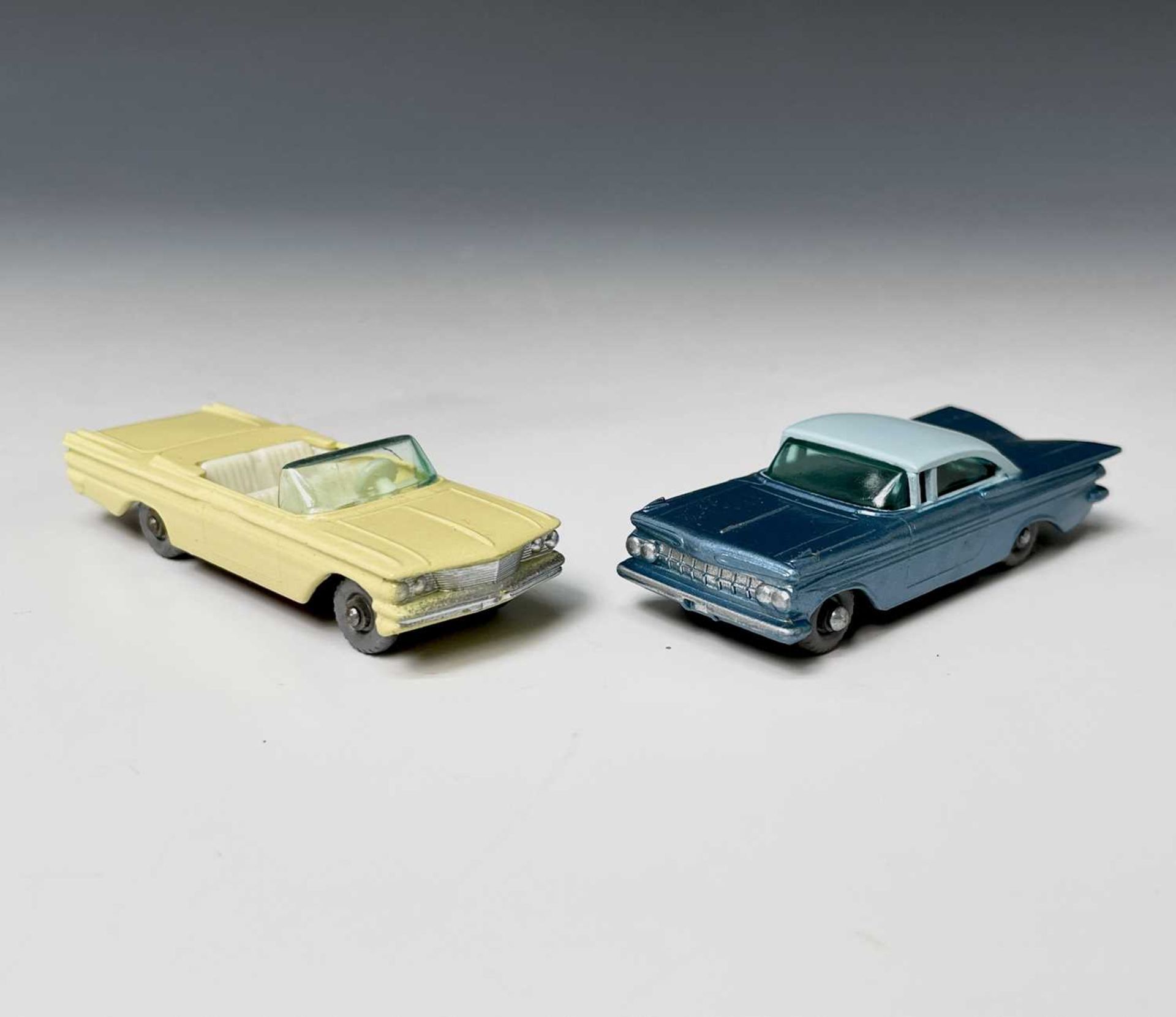 Lesney - Matchbox Toys nos 39 and 57. Pontiac Convertible, lemon body, crimson base, cream - Image 5 of 6