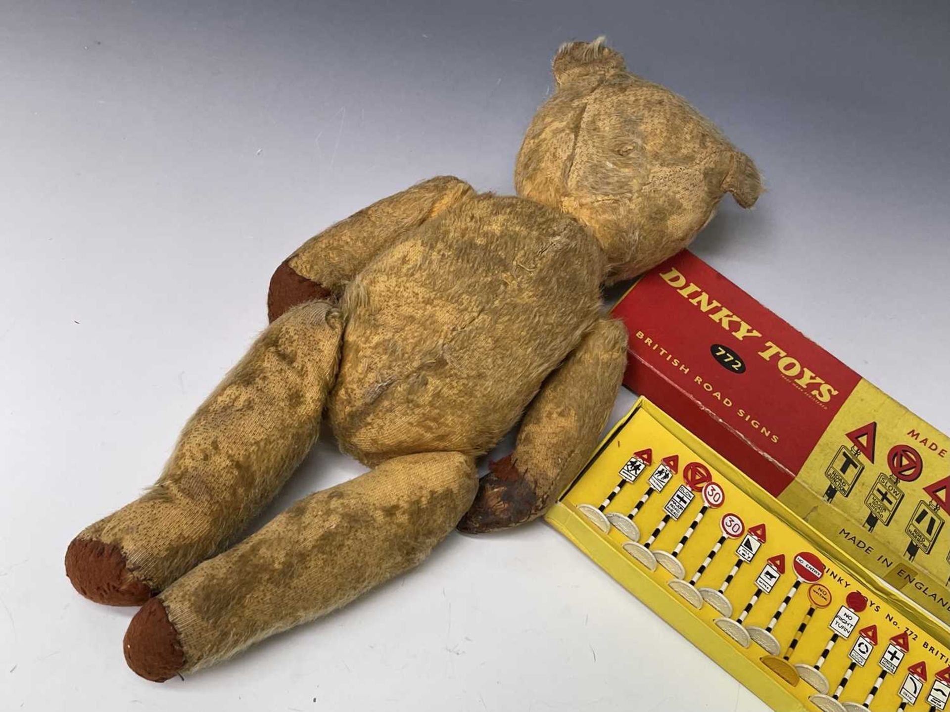 Dinky Toys: British Road Signs & Teddy Bear Lot comprises a complete Box no.772 of 24 circa 1960's - Image 2 of 4