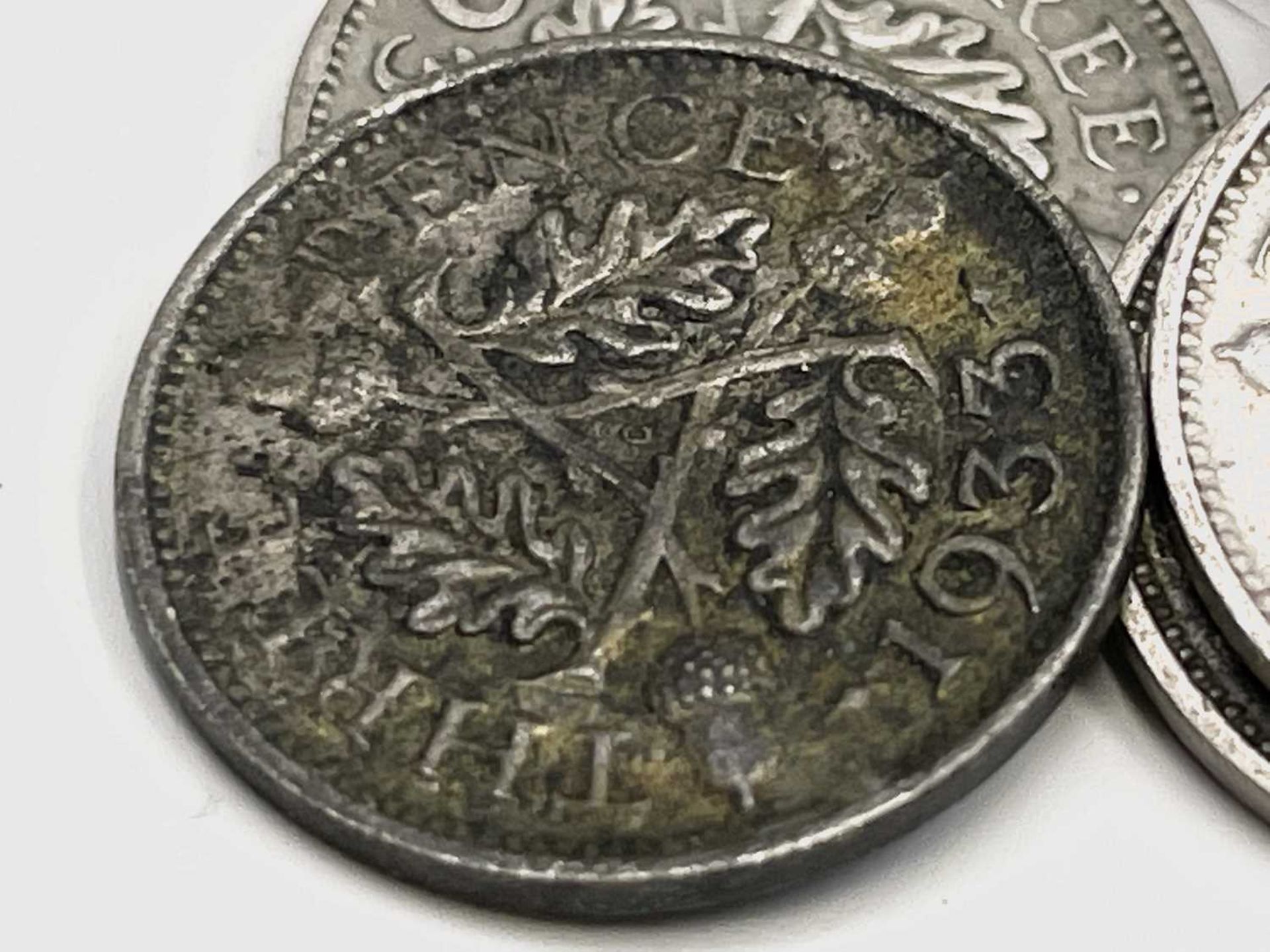 Great Britain Silver 3d King George V Acorn pattern (x 388). Comprising: 1931 (x70), 1932 (x73), - Image 17 of 20