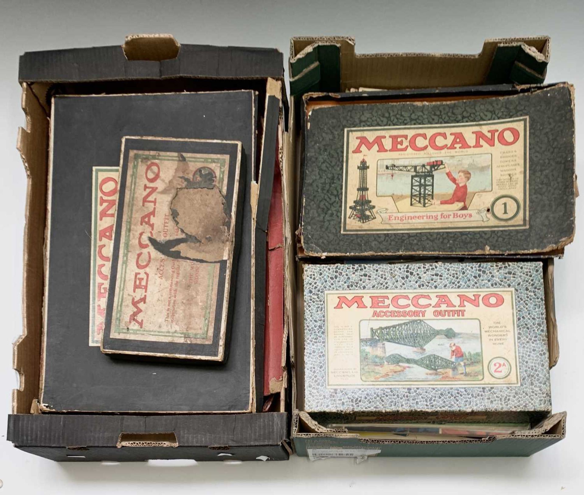 Meccano - A collection of Meccano items viz: A Meccano army set (incomplete) with contents;